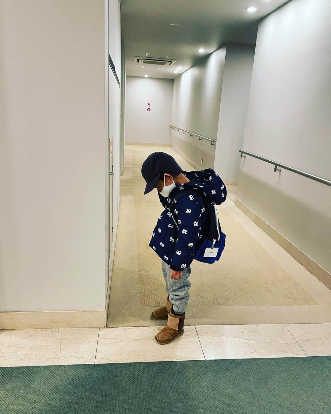 久永輝明さんのインスタグラム写真 - (久永輝明Instagram)「娘が産まれて。 息子はがんばっている。 父として背筋が伸びる瞬間。 共にがんばろう。  #長男の葛藤  #ちびてる」1月11日 22時50分 - teruakifukuoji