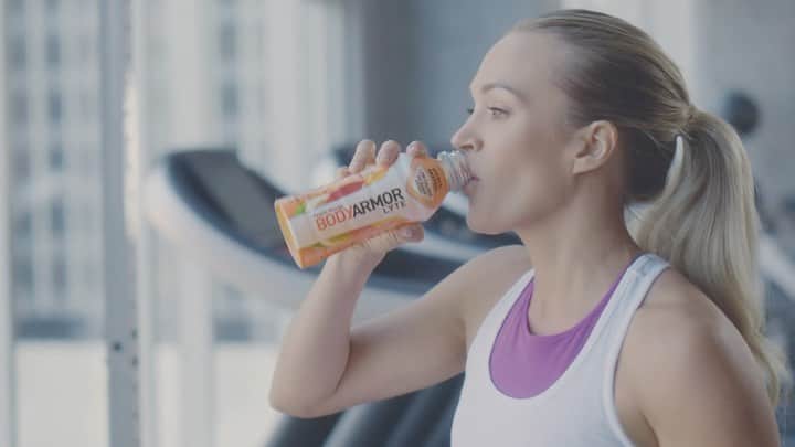 キャリー・アンダーウッドのインスタグラム：「Hydration is one of the most important things in all that I do. That’s why I’m partnering with @DrinkBODYARMOR LYTE! #MoreThanASportsDrink @jharden13 💪 *Link in bio*」
