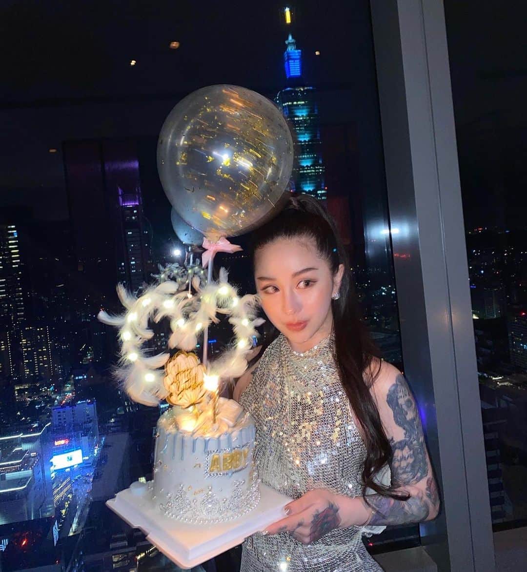 Abby Chenのインスタグラム：「生日最後一發 #happy30  我期待這一年非常久了，追蹤我很久的人都知道，很多年前我就說我一直很期待我的30歲～ 對我的人生經歷而言這是一個很重要的里程碑，30對我的意義不一樣，從25歲的時候我就時常在想，30歲的時候那個是會怎樣的一個自己呢？是不是那個時候自己已經經歷多了？會是一個怎樣的女人呢？事業怎麼樣呢？ 我一直很期待是因為自己一直一直在努力堅持的路上，這幾年真的真的很辛苦很不容易，讓自己從小女孩終於開始成熟了，喜歡這幾年的歷練儘管是那麼艱辛，而我也成為自己心中理想的樣子～ 30對我而言就是看見更好的自己、更愛自己，我太喜歡這個階段的自己！ 迫不及待想要告訴所有人，我終於30歲了～這幾年歷練的過程實在是太精彩太不容易了！ 也謝謝我身邊所有人🥺給了我最棒最好的30🎂滿滿感謝 我會好好享受這麼階段的開始～ #最近一張有彩蛋大家的男神真的帥 😆」