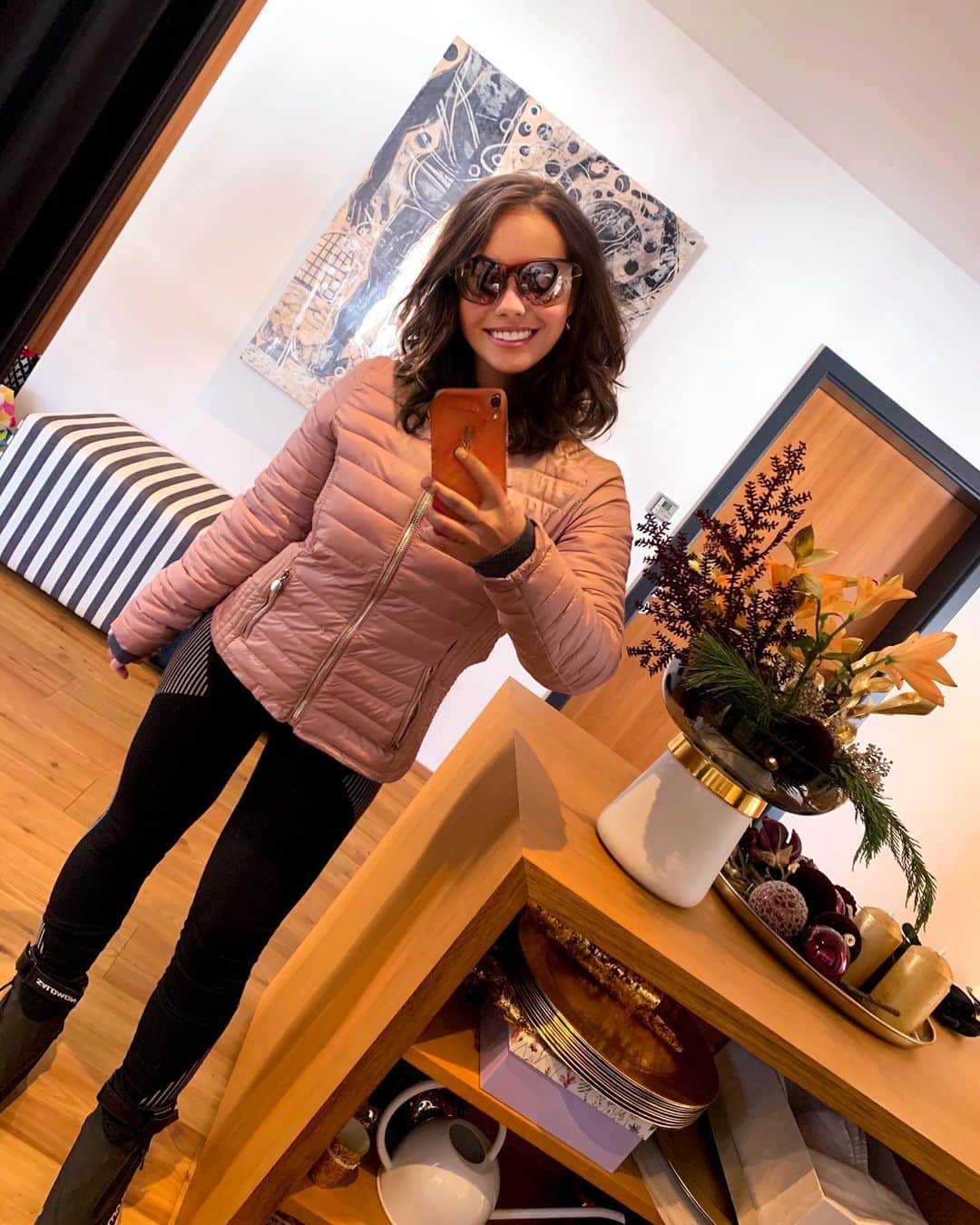 アマニ・ファンシーのインスタグラム：「After accepting the fact that Covid-19 limits one’s opportunistic possibilities, i.e. starting a new job that requires in-office action, relocating to cities of preference, etc., and realizing that 1) others are in the same boat and 2) others probably have it much worse, with not being able to move on in their career being the least of their worries and their and their loved ones’ health, their distance from families and loved ones, probably being at the top, I am grateful. And I have to say, today, on Monday, 11th January, “2021, you have started well, thank you for the blessings”: being at my fittest body shape at 50 kilos while eating abundantly and healthily; dismissing an initial business plan for something much bigger & scarier without knowing if success awaits but feeling excited to either fail at something new or thrive - both resulting in personal growth; kind of “beherrschen” a new skill in just 4 tries (Langlaufen); finally committing to a routine that includes tackling old things I’ve left on the shelf for too long and new things, a plan that frigin’ overwhelms me but I know will bring me happiness and health, which leads to the next point; learning to be kind and caring to myself when I don’t always manage to get on top of things and see those days as good days, non-judgmental days; having my family, god my beautiful family (including doggo) as a constant where despite ups and downs nothing has changed; my true friends, my probably, what, 5-6 true friends, you know who you are, who I’ve slightly neglected (sorry) but who are still there; my personal strengths, my ambition, creativity, and go-and-learn, make an imprint attitude which may have disappeared for a bit but is slowly emerging again, and finally, the health of everyone I love. I’ve probably missed some blessings but these are the ones that came to mind. 2021, thank you for the blessings, I am excited to give you my love, my heart, my discipline, my values. I’m excited to work with you. I urge you all to write down your blessings and realize how much you have to be thankful for. You are all so loved and so good. You still have so much fun, exciting stuff to experience on the highway of life.」