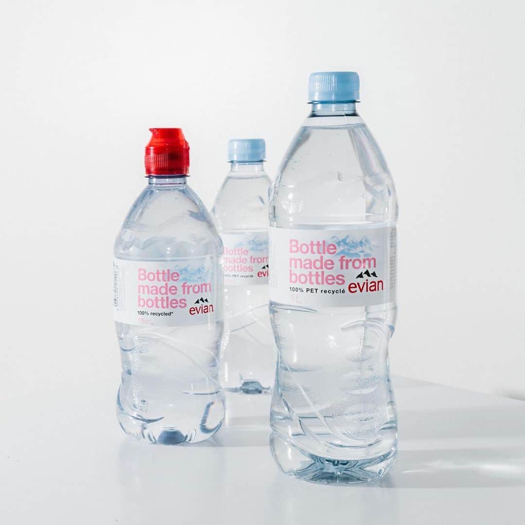 のインスタグラム：「3 reasons to excited about #2021?​⁣ Here are ours 👆​⁣ - Our 100% recycled bottles ✨​⁣ - Being Carbon Neutral 🌱⁣ - Working hard to achieve our 2025 circular brand objective 💪​⁣ ⁣ #evian #evianwater #positivedrops #stayhydrated​」