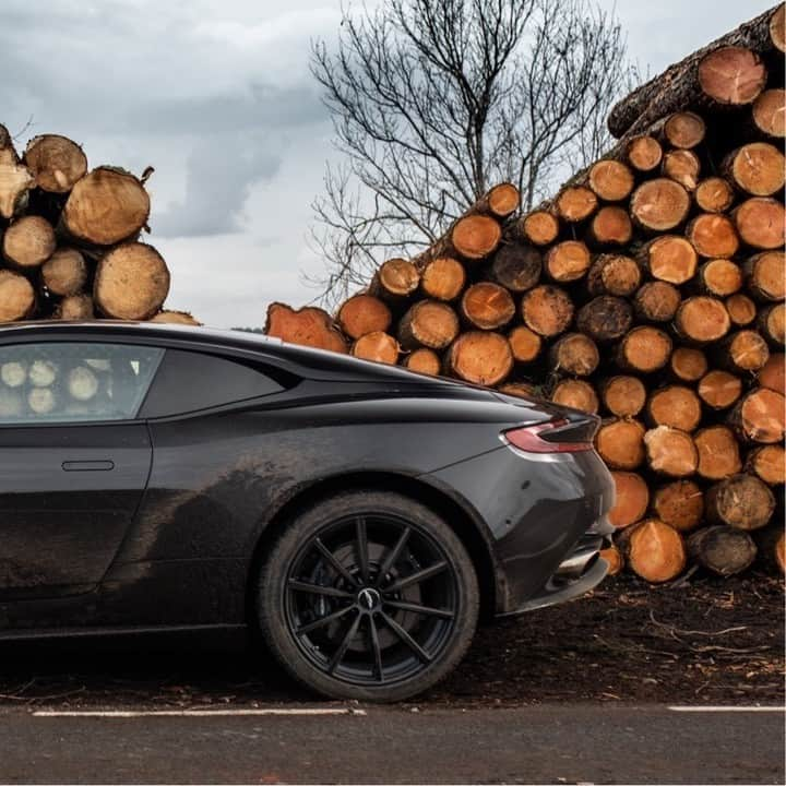 アストンマーチンさんのインスタグラム写真 - (アストンマーチンInstagram)「Dirty or clean? How do you prefer your DB11?  📸@supercardriver  #AstonMartin #DB11」1月11日 23時00分 - astonmartin