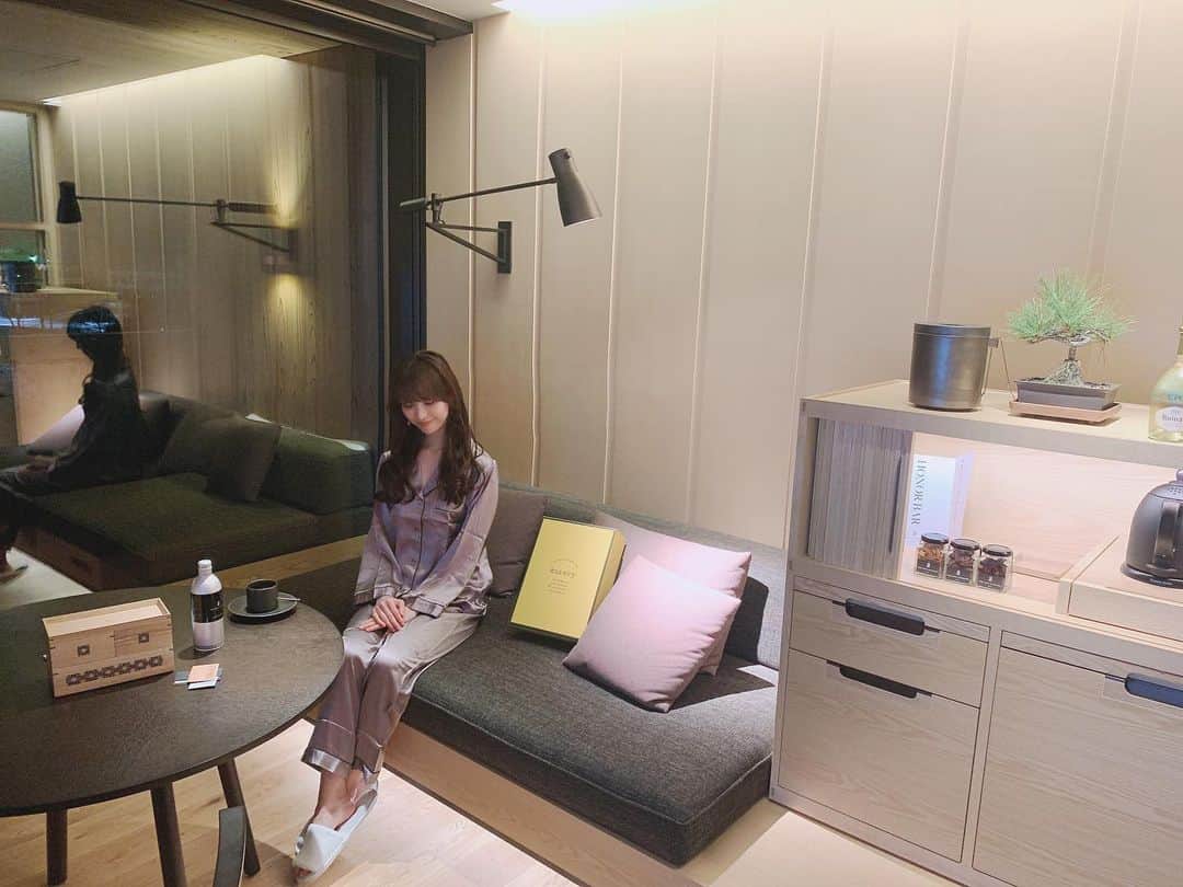 下薗なおこのインスタグラム：「シルクのパジャマ🧸 肌触りが良くて、とても着心地が良いです。 フカフカのスリッパ付きでした♡ 寝るときは髪の毛が摩擦で痛むのを軽減するため、シルクのナイトキャップも被るようにしてますが、朝起きると大体何処かへ行ってます🤦🏼‍♀️  パッケージが素敵で、開けるときにとてもワクワクしました🎁ギフトにも良さそう🙊✨ プレゼント開ける瞬間ってほんとワクワクして大好き〜😆🎁✨  @kurevy_official #KUREVY #クレビー #シルク #パジャマ #シルクパジャマ #シルク枕カバー #シルクのある生活 #PR」