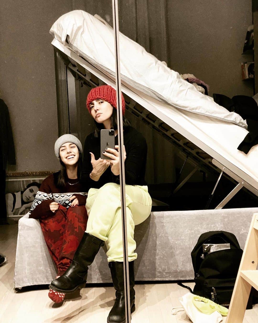のインスタグラム：「Che poi basta alzare il letto e sei subito “ Influenzer a Courmayeur “ che ce manca? #ilmiolatosinistro @jolandarenga #influencer #mountainlovers da casa in zona arancione」