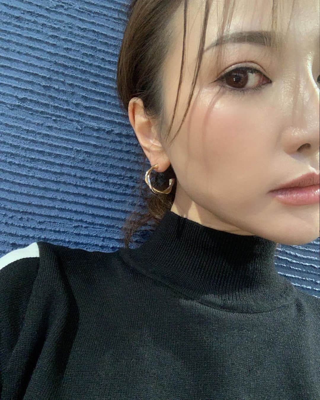 Yumiko Obaさんのインスタグラム写真 - (Yumiko ObaInstagram)「#成人の日  #成人式  #おめでとうございます  今年は制約が多くて、なぜ😣って悲しく思っている二十歳の子もいるかもしれないけど、また会える日は必ず来るよ‼️ * * #sp #新商品　追加しました💫 * * ゴルフの時に着るのもいいなぁ⛳️💚と思ってセレクトしたハイネックニット * * 定番ハイネックも、サイドのレッドラインが効いてシャープでスタイリッシュに こちらのブラックの他、ホワイトとベージュの3カラー展開です🌈😎 * * 今年の初打ち🏌️‍♀️まだなので、今のうちにコソ練しとこ * * * * * ____________________________________________________💐 ❤︎stylepoint❤︎ 即納品、SALE品のみでご購入下さると 即日発送🔜🔜🔜🛒🛍📦🏠 * * 予約商品と一緒にご購入されますと、予約商品が揃ってからの発送になります⚠️⚠️⚠️ * * 別発送をご希望の場合はこちら💁‍♀️ ⬇️ ⬇️ info＠stylepoint.jp お気軽にお問い合わせください☺️💖 ____________________________________________________💐 * * * * * ____________________________________________________💐 🛍postへのタグ付けからshop NOW🛒❣️ ✈︎✈︎✈︎商品ページにすぐに飛べるようになっています。 プロフィールにはshopへのリンクがございます🌟 💌お問い合わせはメールにてinfo@stylepoint.jp ____________________________________________________💐  #大人コーディネート #大人コーデ #大人女子 #大人ファッション #大人カジュアル #大人カジュアルコーデ #大人女子コーデ #ファッション #コーディネート #今日のコーデ #本日のコーデ  #春の新作 #春のコーデ #新作  #ゴルフ女子 #ゴルフ #ゴルフ女子コーデ #ゴルフコーデ  #プチプラコーデ #アラフォーコーデ #アラフィフ #アラフィフコーデ #アラフォーファッション #綺麗めコーデ  #セレクトショップ  https://stylepoint.jp」1月11日 23時03分 - stylepoint_jp