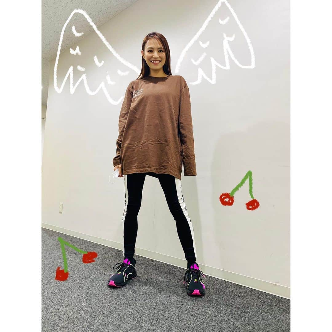 田野アサミさんのインスタグラム写真 - (田野アサミInstagram)「🍒🍒🍒🍒🍒. こんばんは、おやすみなさいませ👼. ふわふわの白いのを纏った新成人の皆さんが眩しかった。 私も白いふわふわの描いてみた。👼💖✨ #田野アサミ#asamitano 優子ちゃんのロンTめっちゃ動きやすい🍒  ※写真撮る時だけマスク外してます I take off the mask only when taking a picture🤍.」1月11日 23時03分 - tano_asami