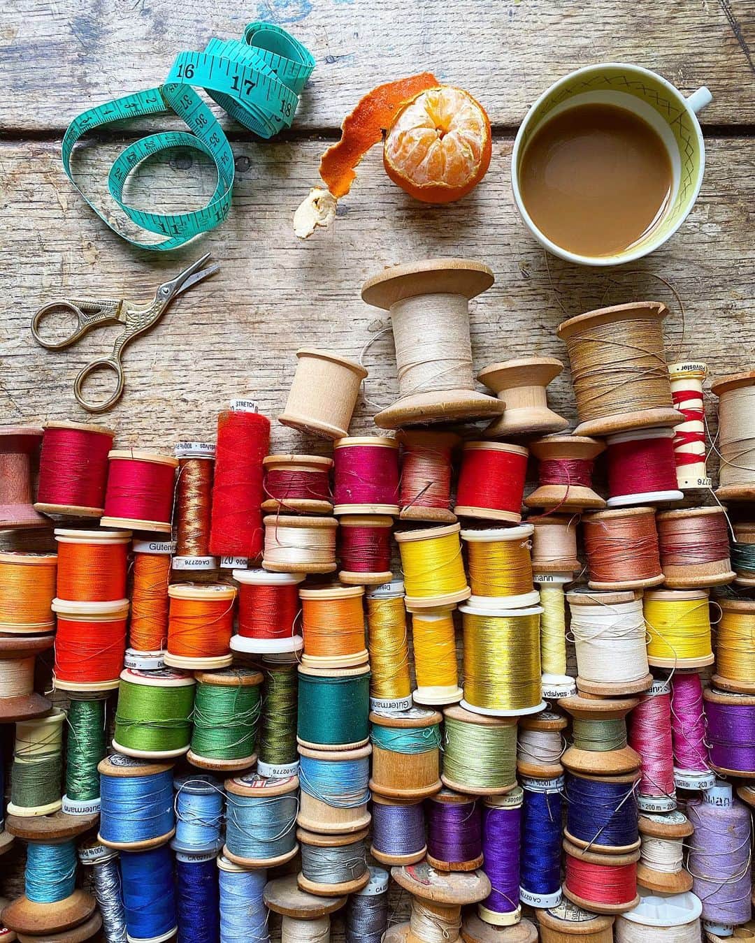 Tea and sittingのインスタグラム：「🧵🪡✂️ #5ftinftable」