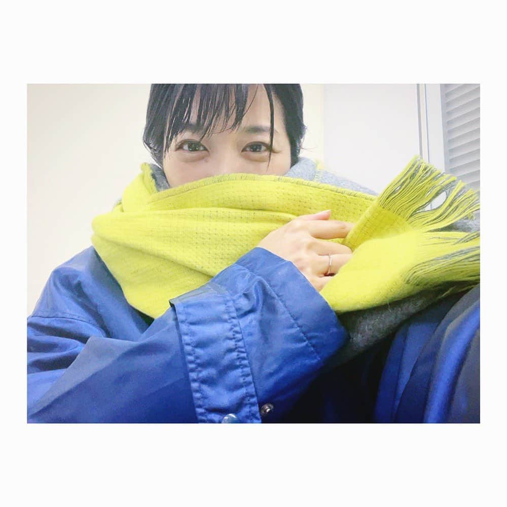のインスタグラム：「寒いですね。 みなさま防寒しっかりと明日は足元も気をつけてくださいね☃️❄️ 現場では最近買った黄色マフラーと、身体中にカイロ貼って温めています。  今日は成人の日ですね。 新成人の皆さん、本当におめでとうございます！  私は成人式から15年。 想像した大人はもっと立派な大人だったけど、手探りでおっちょこちょいな大人生活も気に入っています。  こんなにも我慢を強いられた時期はなかったこの一年。 きっと忍耐力のある、人の気持ちを考えられる大人になられますね。 新成人の皆さんの健やかで伸びやかな未来を願っています✨ ご活躍、心より応援しています！  #成人の日」