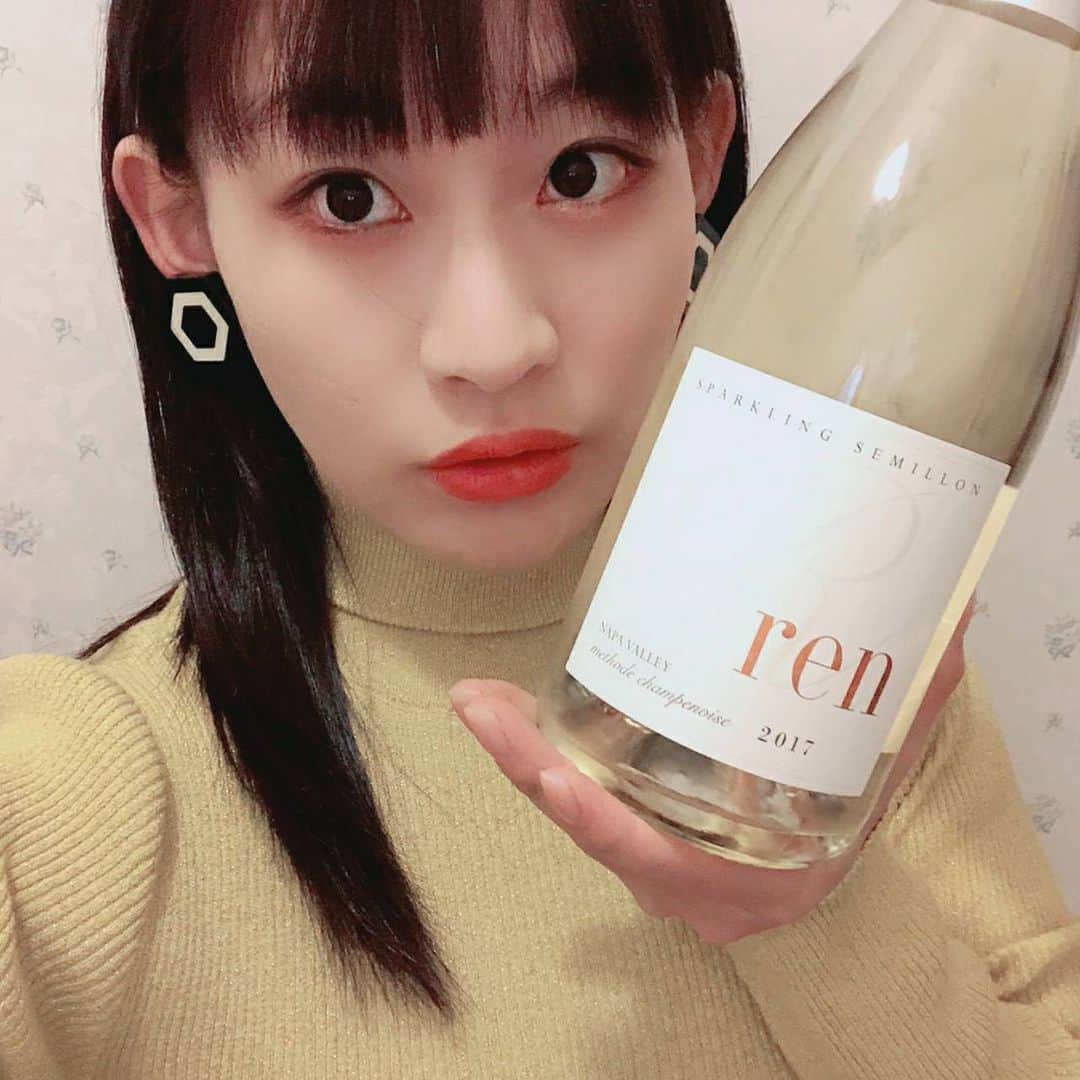 根岸可蓮さんのインスタグラム写真 - (根岸可蓮Instagram)「🍾 誕生日にいただいたスパークリングワイン😍 成人の日にあけました🥰 家族で一緒に🥂 辛口で爽やか ツンツンしてなくて飲みやすい😋 めちゃくちゃ美味しかったです😊 ※ ※ ※ #たこやきレインボー #たこ虹 #tacoyakirainbow #taconiji #根岸可蓮 #れんれん #Renstagram #アニメ好き #スパークリングワイン #ワイン #蓮 #ren2017 #ケンゾーエステイトワイナリー #ケンゾーエステイト #えべっさん #十日戎 #残り福 #1月11日 #熊手 #縁起物 #followme #instagood #れんれんドキドキでーす」1月11日 23時08分 - negishikaren_official