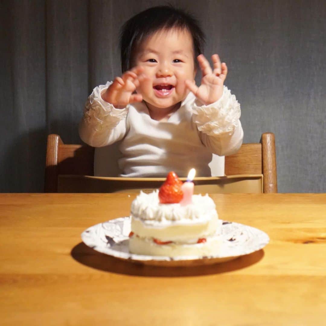 岩上陽子さんのインスタグラム写真 - (岩上陽子Instagram)「時の流れの速さを知ってるから、 2子目は噛みしめてる。  簡単上手にできるから、ピジョンのケーキセットをリピート🍓* 近くに売ってなくてヨドバシエクストリーム便様様です。  手掴みで食べさせるから紙皿で✊ろうそくは火を灯さなくてもよかったかもな。 * #1歳誕生日 #おみちさんです #1日1投稿宣言 * * * #ig_kids#kidsgram_tokyo#kids_japan#ig_kidsphoto#ig_oyabakabu#1歳誕生日会#一歳誕生日ケーキ#1歳女の子#赤ちゃんのいる生活#赤ちゃんのいる暮らし#子育てママ#ママライフ#ピジョンケーキ#ピジョンケーキセット#キャンドゥ#１歳誕生日#１歳誕生日ケーキ#1歳からのレンジでケーキセット#stokke#stokketripptrapp#ストッケ#ストッケトリップトラップ#ストッケトリップトラップ#ベビーチェア#ベビーチェアー#ジェラートピケベビー」1月11日 23時11分 - yokoiwakami