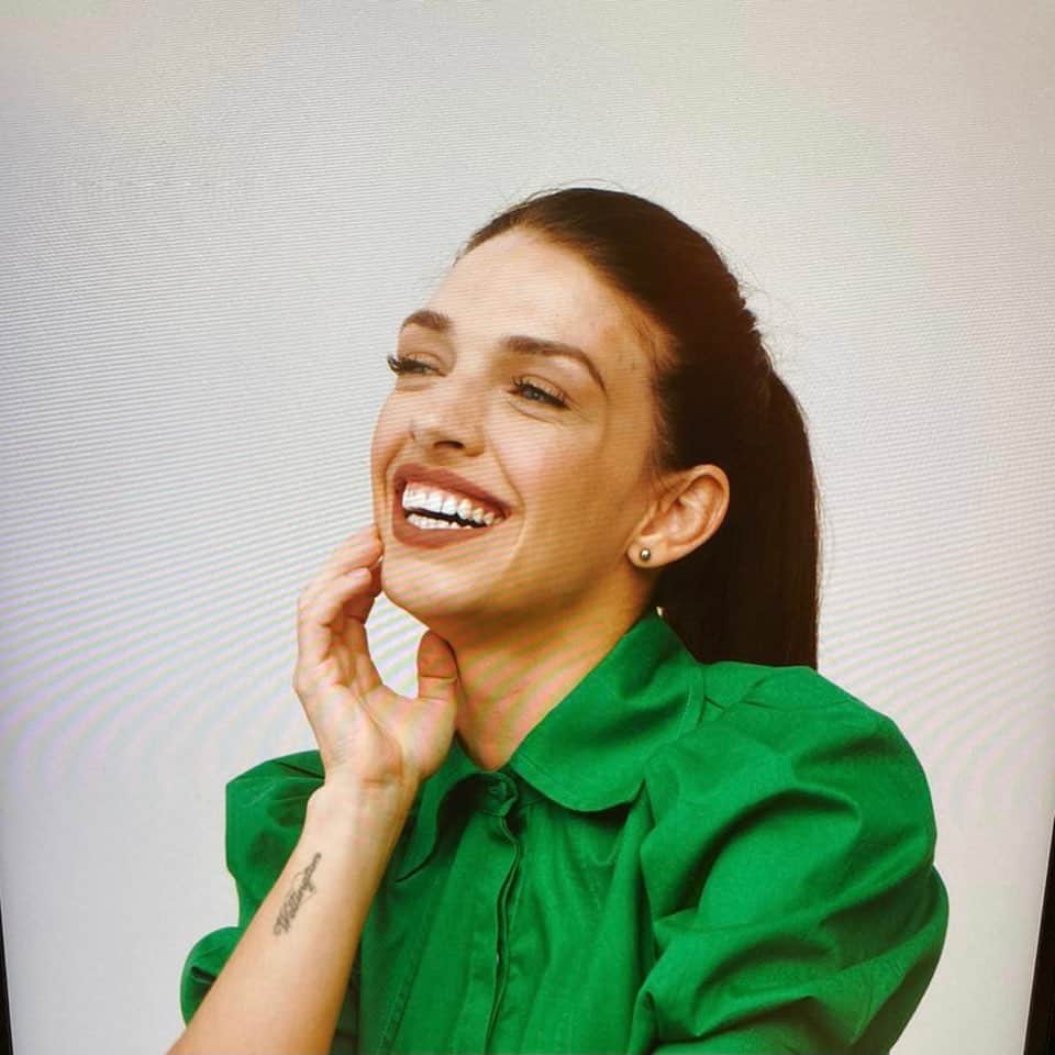 マッケンジー・ダーンのインスタグラム：「1 & 2 Some exciting news coming soon! So grateful!!! And of course happy!  • • Tem algumas novidades vindo por aí!! Sou grata de mais por tudo que vem acontecendo na minha vida! E obviamente feliz de mais também!!!  💚💚💚」