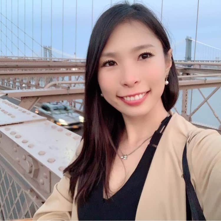上野由美子のインスタグラム：「・﻿ 【人生を変えたいのなら、決断と行動は素早く♪】﻿ ﻿  ＼香港のリゾート地で生活中！／ ﻿ ﻿ 日本全国♡世界を飛び回る💕﻿ シンデレラ起業塾主宰✨﻿ 起業プロデューサーの上野由美子です 🤗﻿ ﻿ ﻿ ﻿  ﻿ 新年早々、﻿ こんな状態になっていませんか？💦﻿  ﻿  ﻿ 面倒くさいから後回し…﻿ どうしようって迷ったまま決められない…﻿ どっちが得かわからなくて迷う…﻿ 時間がないから後で…！！﻿  ﻿  ﻿ 迷って後回しにしていたら、﻿ 夢を叶えることはできません！😂﻿  ﻿  ﻿ ﻿  ﻿  ﻿ 理想のライフスタイルが﻿ 手に入るのは、夢のまた夢に﻿ なってしまいます！！﻿  ﻿  ﻿ 人生を変えたいなら、﻿ 早く決断をする！早く行動をする！﻿  ﻿  ﻿ 何もわからなくても、﻿ とにかく決めて動くことが﻿ とっても大事🥺✨﻿  ﻿  ﻿ 動いて、経験をして、﻿ 軌道修正をして…の繰り返しで﻿ いいんですよ～！﻿  ﻿  ﻿ ﻿  ﻿  ﻿ 走りながら、成長をしながら﻿ 身に付けていけばいいんです！！﻿  ﻿  ﻿ 決断をすることから、﻿ すべてが動き出します！﻿  ﻿  ﻿ 今年も人生を動かすために﻿ どんどん行動していきましょう❣️﻿ ﻿ ﻿ それではまた〜💕﻿ ﻿ ﻿ *・。*゜・。・o゜・。*゜・。・o*゜・。*゜・。・﻿ ﻿ 夢を叶える【シンデレラ通信】では、﻿ 新しいプロジェクトの進捗や﻿ ブログにも書けないここだけの話をお届け予定です💓﻿ ﻿ ご登録で﻿ 「幸せなお金持ちになる✨魔法の習慣資料」﻿ プレゼント中❣️🎁﻿ ﻿ プロフィールのURLをタップしてね💕﻿ @yuminoko﻿ ﻿ *・。*゜・。・o゜・。*゜・。・o*゜・。*゜・。・﻿ ﻿ #ママ起業#ママ起業塾#集客#集客支援#副業#産休#香港生活#香港移住#海外生活#海外移住#ワーママ#アメブロ集客#シンデレラ起業塾#リモートワーク#SNS起業#決断 #行動力 #決断力」