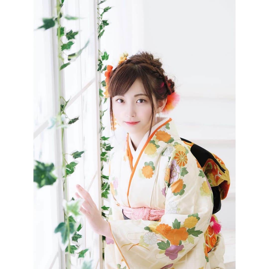 大崎菜々子のインスタグラム：「・ 新成人の皆様おめでとうございます✨🎊✨  もう成人式から3年経ってしまった。懐かしいです😳 今年は卒業式なので今度は袴着る。  振袖は母と叔母が着た着物。 叔母が成人式の時にヘアセットしてくれた美容師さんが私の成人式もヘアセットしてくれました。  地毛で派手髪にしたくて3色ハイライト入れてもらいました❤️💗🧡  最後の写真は叔母に抱っこされてる私です笑🤣 実はびっくりするくらい叔母と顔が似てます。 双子レベル👀  #成人式 #成人の日 #成人式 #photography  #横浜 #美少女図鑑 #派手髪 #女子大生 #家族 #着物 #振袖 #和服  #fashiongram #좋아요 #팔로우미 #오오티디  #패션  #패션스타그램 #followme  #pleaselike #model #cosplayer #l4l #fashion  #girl  #cute #かわいい#instagood  #makeup #我的最愛」