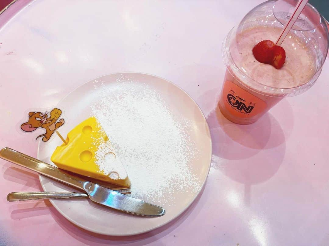 柏元萌華のインスタグラム：「トムとジェリーのチーズケーキ🧀🐭💗💗  ずっと食べたかったの🤤  子供の時トムジェリ大好きだったなあ😂w  #cafeon#カフェオン#トムとジェリー#トムとジェリーのチーズケーキ #チーズケーキ#新大久保#カフェ#グルメ#韓国カフェ」