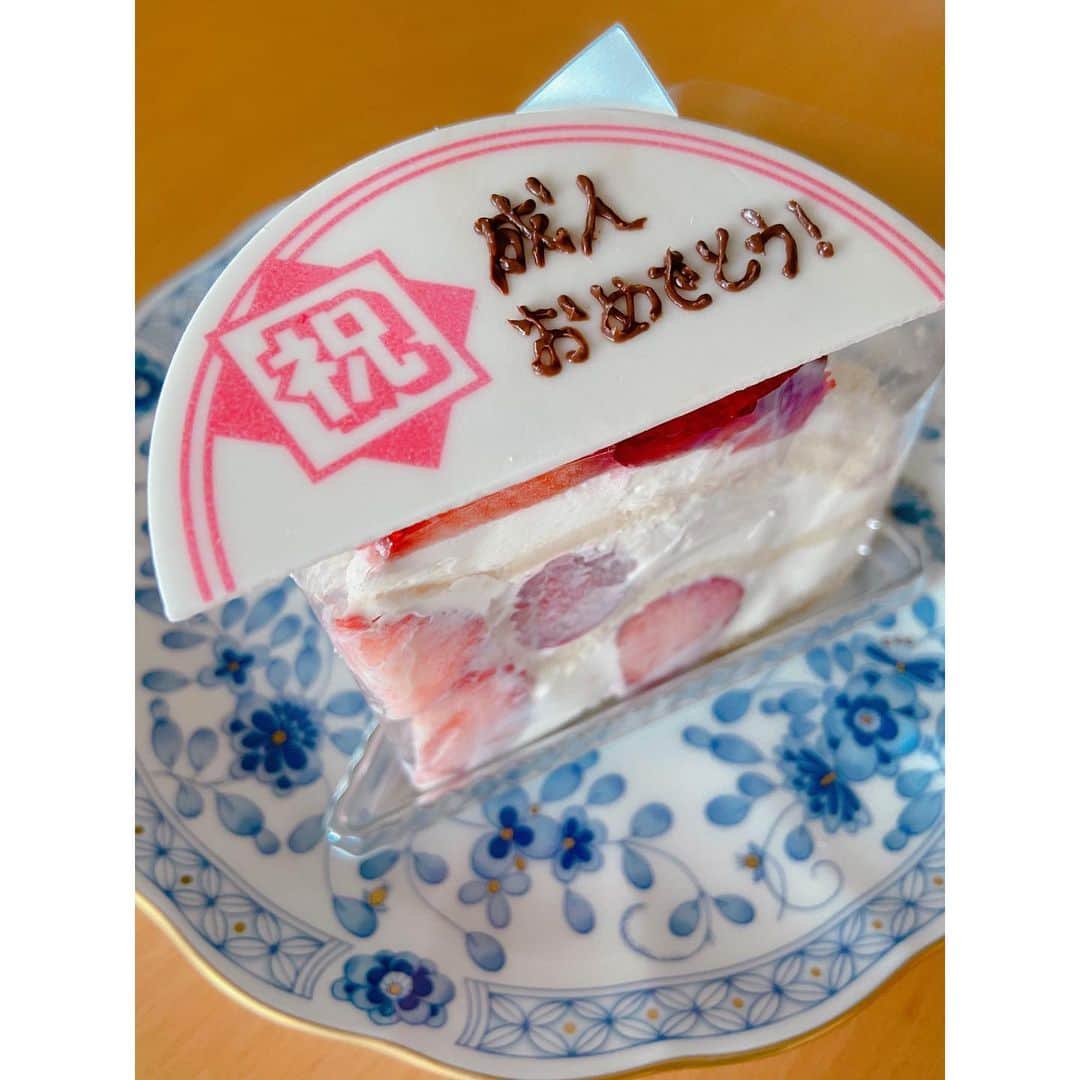 上田彩瑛さんのインスタグラム写真 - (上田彩瑛Instagram)「ぺこちゃん家でケーキを買ったら、プレートをつけてもらいました🍰🤍ありがとうございます！  式も無く、地元の友達とも会えず写真も撮れない成人式でしたが、一人の成人として今私に何ができるのかを考えさせられる1日となりました…！  20年間、関わってくださった方々に感謝、これからもよろしくお願いします☺️  #成人式 #成人の日 #新成人 #20歳 #ハタチ #帰省断念」1月11日 23時18分 - sae__ueda__