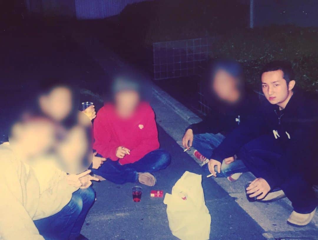 大岡源一郎のインスタグラム：「個人的ダブル成人式終了！！w ご覧の皆さまありがとうございましたー！ セトリをどうぞ〜！ . ↓ . ーーーーー . 2021年1月11日（月・祝）ニュー風知空知 . 「OTOSO!!!LOST!!!2021」 . 1.手紙 2.教会通り 3.北風と太陽 4.燈る街 5.されど犬走る 6.絵の具の蓋 7.あなたは生きている  〜まさかのトークコーナー〜 8.やっと言えた言葉 9.柊 10.田舎の生活 11.翼 12.サンカク . EN.海北新曲弾き語り EN2.すべては風の吹くままに . ーーーーー . でした！ 写真はほぼハタチの頃！w . #19かも #だったらタバコ吸ったらあかんな #しゃくれてる？ #lostintimeアコースティックワンマン配信 #打ち上げはおあずけ #街が死んでいる」