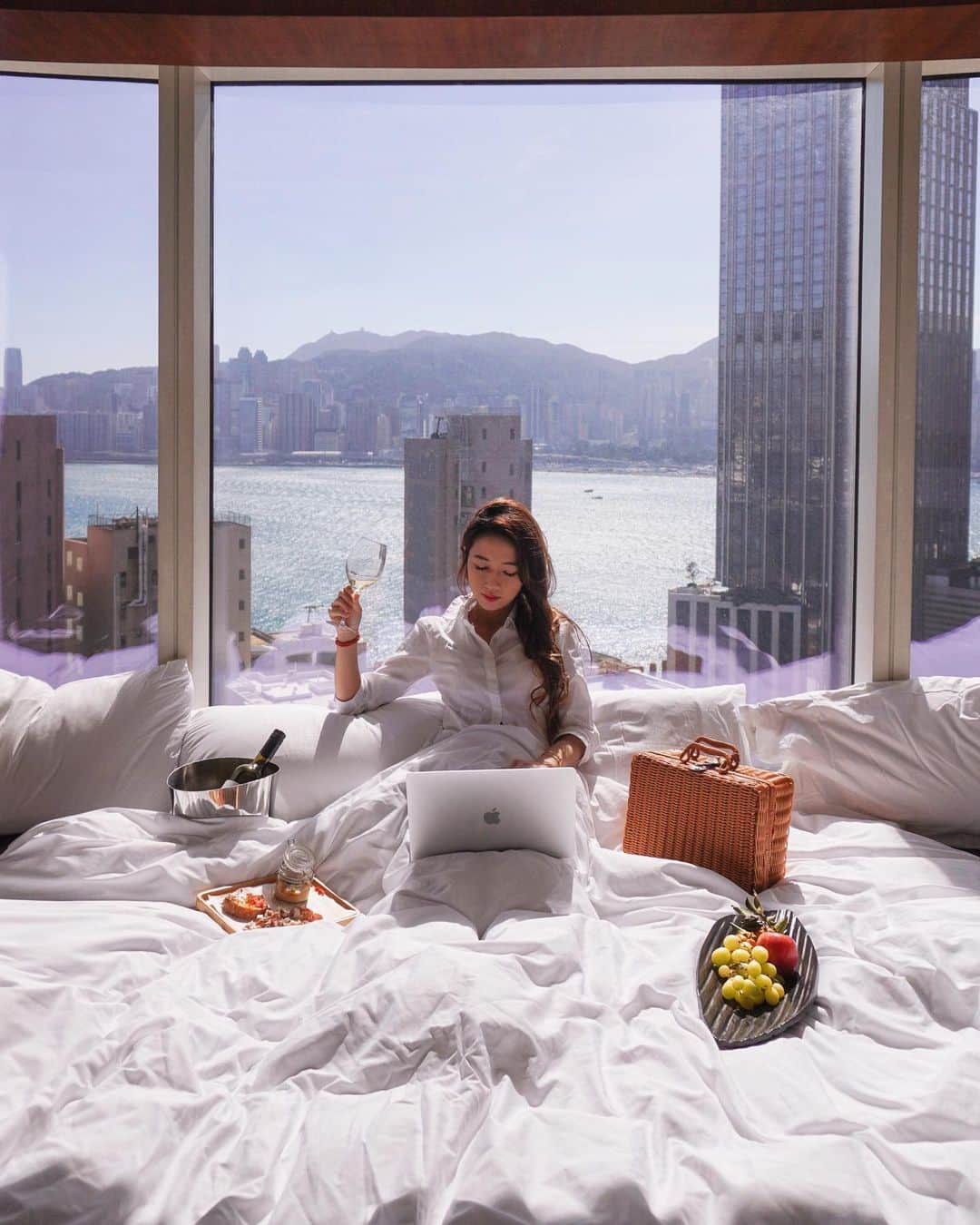 Moanna S.さんのインスタグラム写真 - (Moanna S.Instagram)「When I get to work from home 👉🏼🥂🍇  Relax and unwind at Hyatt Regency Hong Kong, Tsim Sha Tsui - the package includes HK$1,000 net dining credit per night to be consumed in the award-winning Hugo’s, other dining outlets and room service or even All-you-can-eat dim sum set at The Chinese Restaurant for two!🥢🥟🍤」1月11日 23時30分 - moannaxdessire