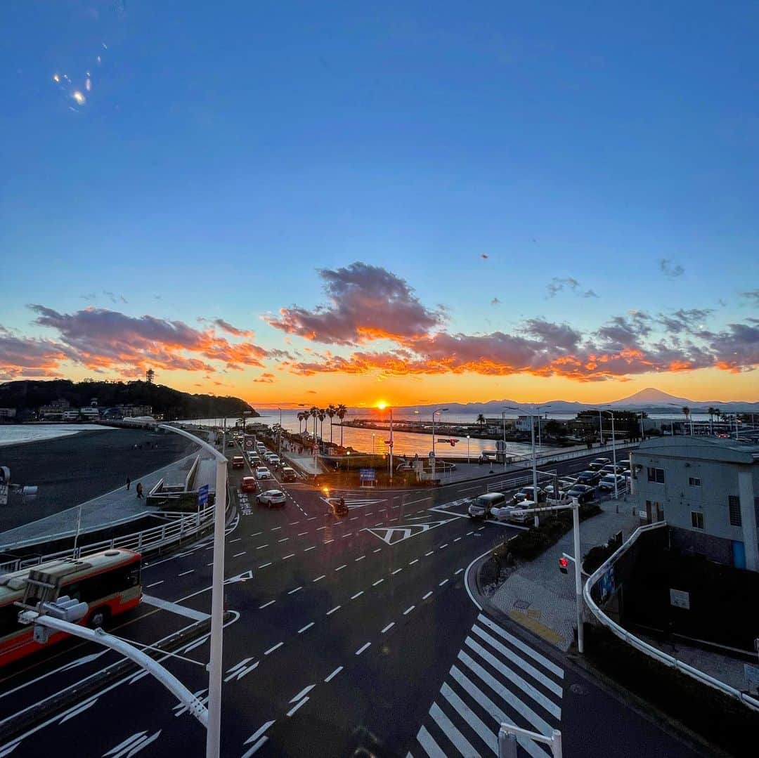 中川友里さんのインスタグラム写真 - (中川友里Instagram)「よいん🌿 #sunset #enoshima #mtfuji #富士山 #ふじさん　#🗻  #今日は餃子にしました　#🥟　#チャーハンぱらぱらにできた　#チョレギサラダ　#連休最終日　#ありがとうございました」1月11日 23時30分 - darayunya