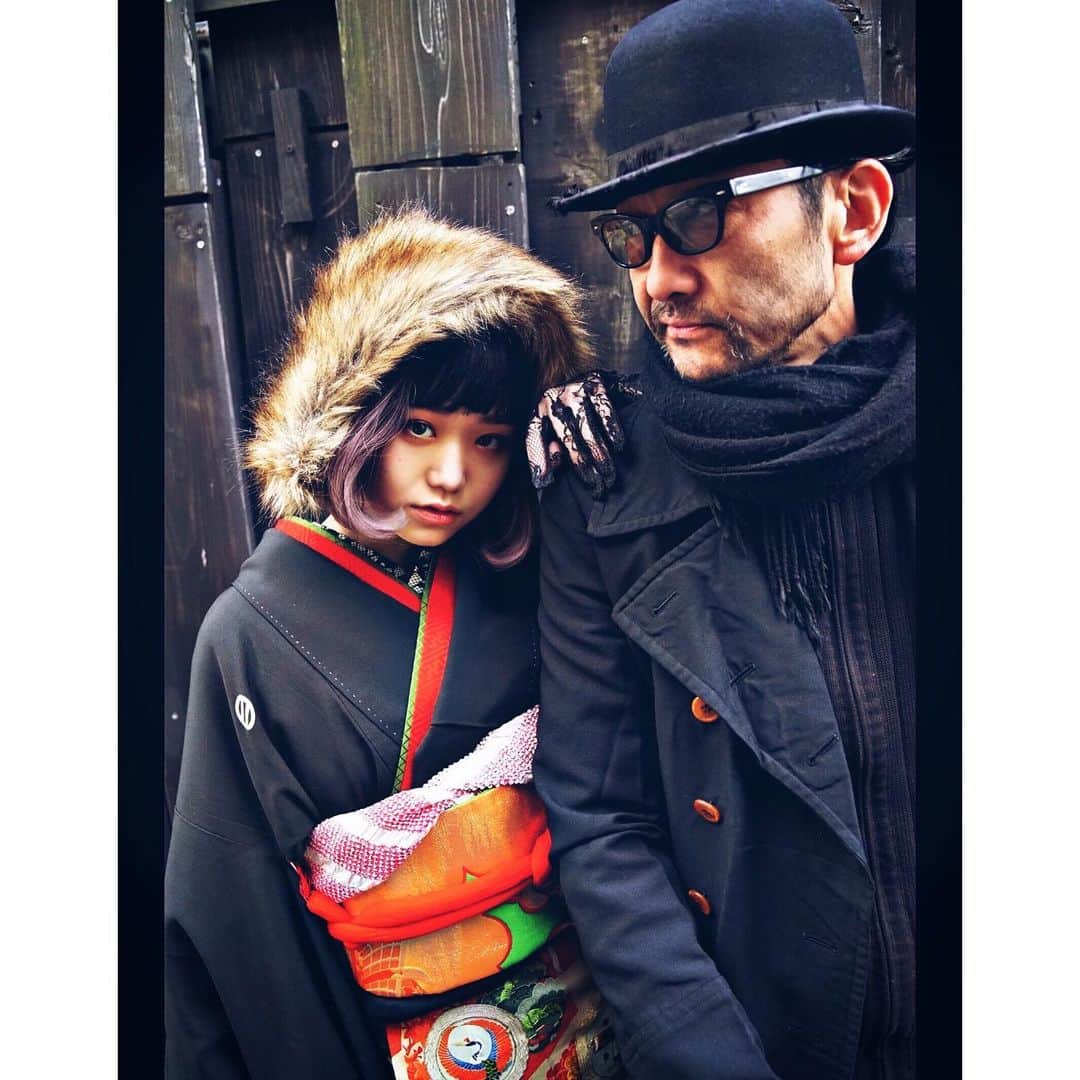 広田レオナのインスタグラム：「本日は娘の成人式 写真だけですけど😅 吹越さんも見に来ました 娘は私……吹越さんに似て、変わってるんで独身ですが黒留袖着てます😂 私の20歳はデビューの年でした 皆んなと満面の笑みですが心の中は真っ暗でした😅村上龍さんに『おまえは中島みゆきの歌より暗いぞ』と言われていました😅 娘に色々言いたい事はありましたが人様に迷惑をかけず健康ならば…まっ、いいかなと😂子育てに正解はない…着物もウチの衣装だったのでほとんどお金かからなかったし😅 今日は寒かったでふね…明日も寒いようで…暖かくして風邪ひかないように、ね 今年も気持ちはアゲアゲで😅 宜しくお願い申し上げます👍🏻✨ 着付けは下北沢#蜜月 #成人式 #ゲンズブール」