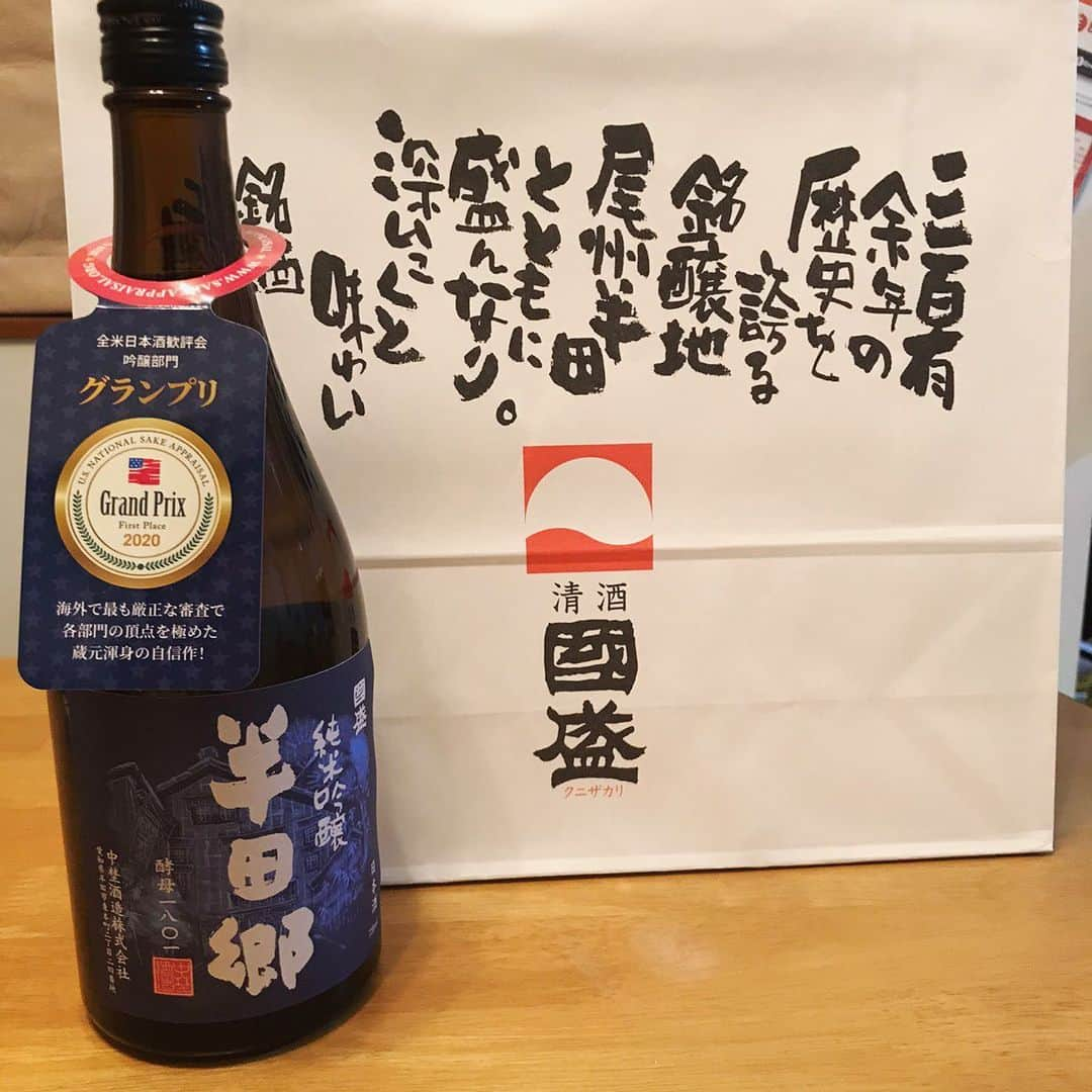 今川あかりのインスタグラム：「成人の皆さまおめでとうございます㊗️🎈🌈 ・ 私が成人したのはもう3年前🥺 今年はコロナで式ができなかった地域もあるようですが…😢 ・ 私のいとこも今年成人で、素敵な振袖を着ていました🥰 叔母(いとこの母)から日本酒をいただきました🍶 ・ 写真は@lill_studioさんに撮っていただいたときの🙇‍♀️❤️✨ ・ #振袖 #成人式 #着物 #成人 #comingofageceremony #振袖ヘアアレンジ #振袖レンタル #國盛 #中埜酒造 酒造#日本酒 #純米吟醸 #日本文化 #着物女子」