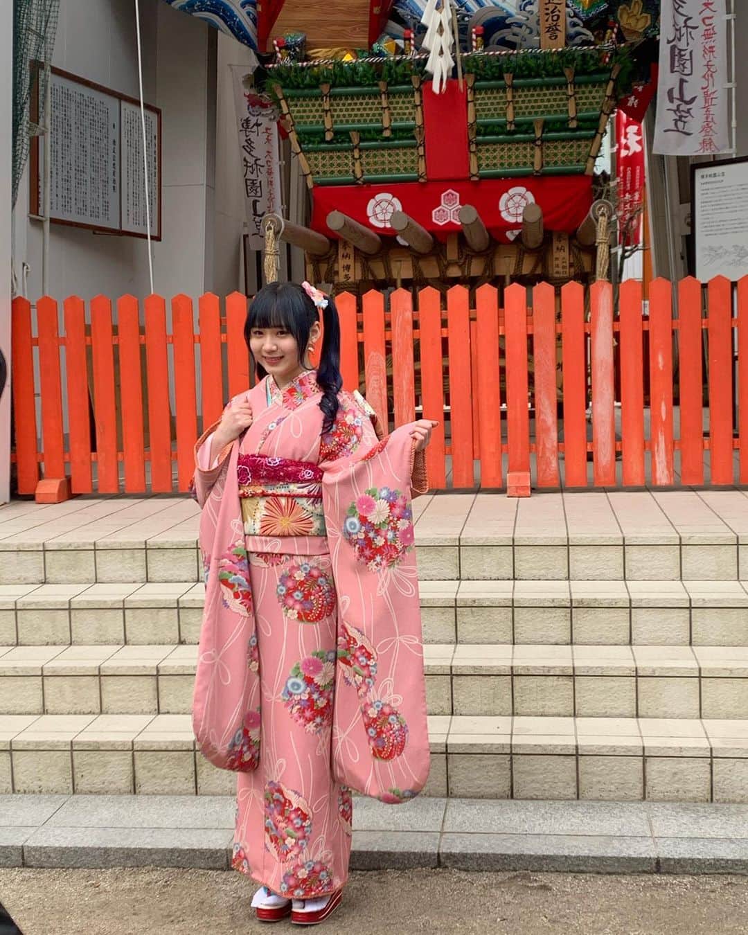 荒巻美咲さんのインスタグラム写真 - (荒巻美咲Instagram)「今日は成人の日でしたね。 今年は私も主役の一員でした。 HKT48からは9名。 櫛田神社で式を行わせて頂きました.*･ﾟ  この状況の中で式を催してくださった櫛田神社様やスタッフの方々、本当に有難うございました。  素敵な晴れ着に身を包んで、ご祈祷して頂き、写真も沢山撮って頂きました♩  まゆの会さんのお着物をお借りしたんですが、着付けて頂いてる時ずーっと(この着物本当にかわいいこの着物にこの色の帯、最高だな、自分の着物が自分の好み過ぎて隣の芝生は青いって言うけど全然そんな事ないってくらい気に入ってる買い取りたい(?)くらい)って思ってました。(￣∇￣)  履き物もかばんも好みドンピシャで、なんで知ってるの？って思いました(´∇`)  飾りは、着物を選んだ後にお買い物しててかんざし屋さん見てみたら合うものを見つけたので絶対これにしようと思って購入しました♩流星みたいでかわいい飾りです✩.*˚ ピアスも持参で、去年のお正月に大分に行った時に見つけたぴんくの和柄の蝶のピアスをつけました🦋  和装好きだから、去年から今年にかけて、撮影や成人式などで何着も着せて頂けて嬉しかったです🖤 袴は小学校の卒業式に着た事があるのですが、袴好きだからまた袴着たいなぁ💪🏻( ¨̮ 💪🏻)  お祝いの言葉、たくさんありがとうございました✿*:･ﾟ  おめでとうって言って頂くのすごく嬉しいですけど、むず痒いんですよね。(´∇`)  まだ19さいだからかな( ¨̮ ) なんかずっと19歳でいたいなーとか思ったり。子供でも大人でもないどこにも属してない感じがしていいんですよね٩( 'ω' )و笑  #成人式 #成人の日 #晴れ着 #まゆの会」1月11日 23時37分 - mirun.jellyfish.0128