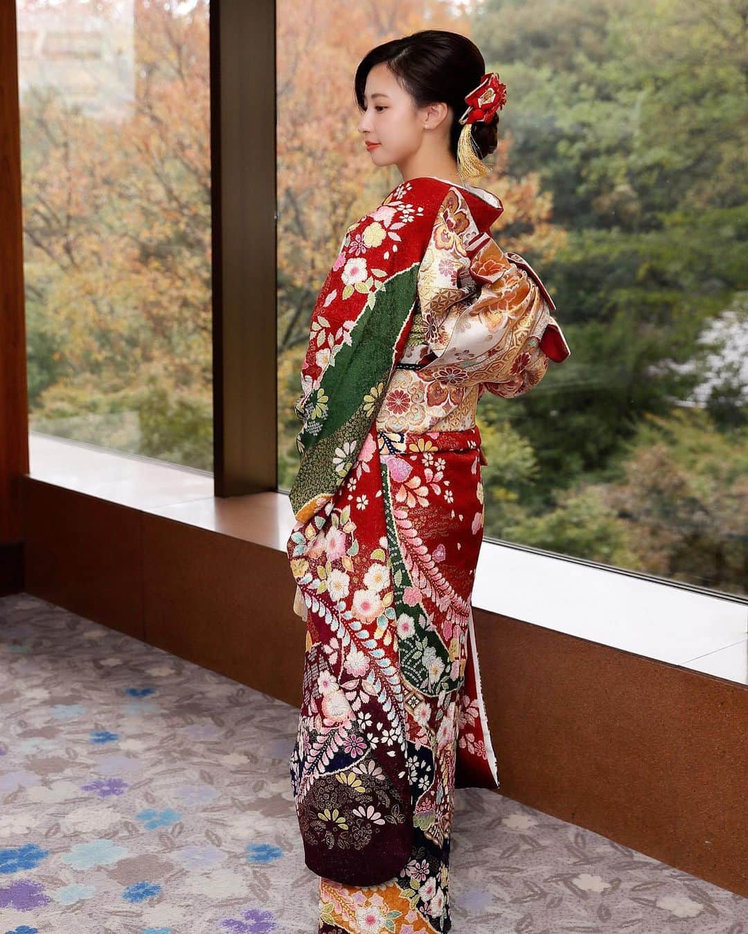 Chihiroのインスタグラム：「本日は成人式でしたね。 成人した皆様、おめでとうございます🥳  写真は去年のものですが、成人式で着た振袖。 お気に入りの振袖で、何回か載せておりますが！ パーソナルカラー診断に来てくださるお客様で、既に来年や再来年の振袖の相談をしてくださるお客様がいらっしゃるので、私が着た振袖を紹介させていただきます。  色味は完全に #イエローベース秋  赤の色や帯の色は明るめなので #イエローベース春 の方でも着こなし◎です！  当時は自分のパーソナルカラーなんて知らなかった(というかパーソナルカラーの存在を知らなかった)のですが、何となく似合う色味は分かっていたみたい🥰  オレンジみがかったイエローベースらしい朱色っぽい赤に、深く渋い緑やパープルが入っています。  渋くなりすぎないよう帯はパール感のあるホワイト×シャンパンゴールド。 振袖にもホワイトピンクのお花が繊細に散りばめられていて、色味ほど渋く感じません🥰  全体的には長襦袢や襟を含め、 赤、緑、ゴールドをメインに 色を重ねていました。  自分でも着物の統一感も気に入っていたのですが、オシャレ感やバランスは色の統一がすごく影響しています。  イエローベースなら オレンジみのある赤 緑 黄色 ゴールド ターコイズブルー  ブルーベースなら 青みがかった赤(ワインレッド) ピンク パープルorラベンダー ホワイト ロイヤルブルー 水色  こちらで色味を統一するとより綺麗です🥰  振袖は母と一緒に選び お婆ちゃんが買ってくれたのですが しぼり×渋い色×統一感のあるカラフルな色 でとても気に入っていました💓  photo by @postcardsphoto   #振袖 #成人式 #振袖着付け  #イエローベース #ブルーベース #パーソナルカラー診断  #パーソナルカラー診断東京 #振袖撮影 #美人百花 #美人百花flowers #美人百花flowers2期生」