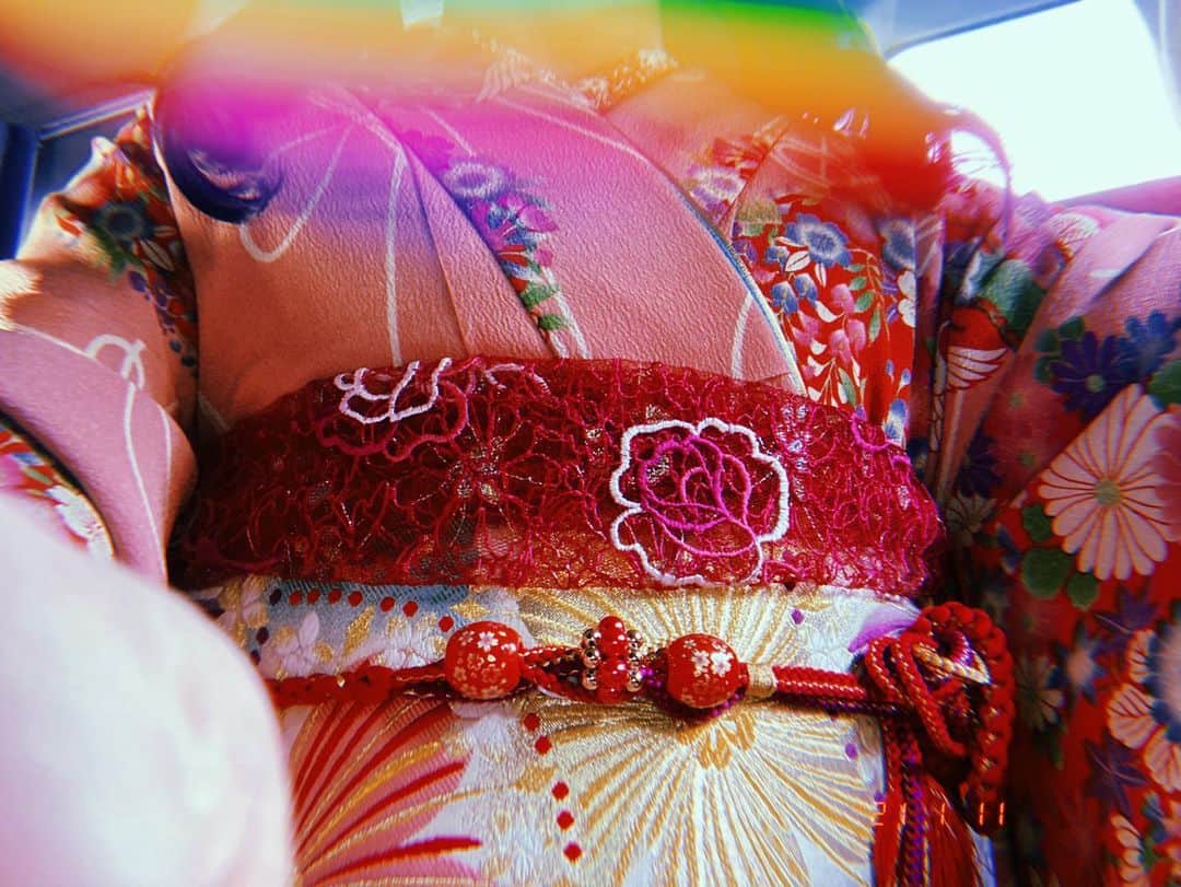 荒巻美咲さんのインスタグラム写真 - (荒巻美咲Instagram)「🖤  桃色のお着物に水色の帯、赤の帯紐、鶴や松やリボンの柄が最高に可愛くて、履き物も水色にお花。お花にはスパンコールがついていて、華やかな足元でした♪底は少し厚みがあって横から見てもかわいいです♪」1月11日 23時39分 - mirun.jellyfish.0128