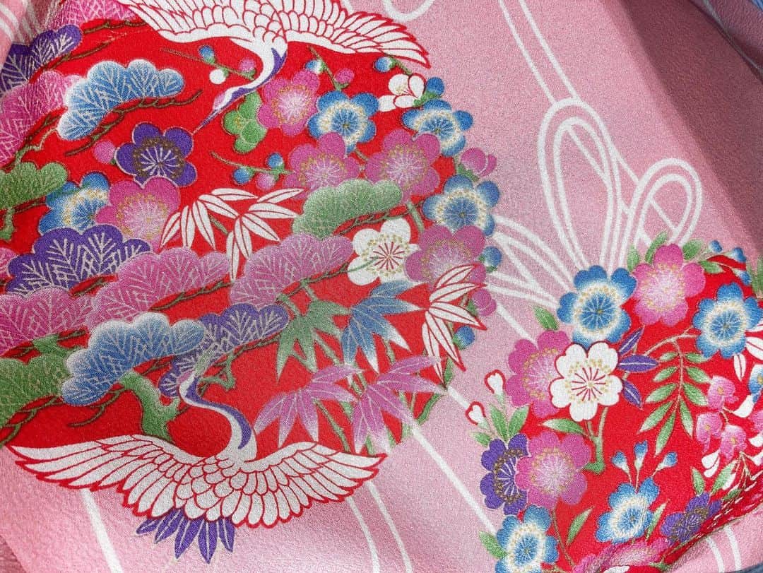 荒巻美咲さんのインスタグラム写真 - (荒巻美咲Instagram)「🖤  桃色のお着物に水色の帯、赤の帯紐、鶴や松やリボンの柄が最高に可愛くて、履き物も水色にお花。お花にはスパンコールがついていて、華やかな足元でした♪底は少し厚みがあって横から見てもかわいいです♪」1月11日 23時39分 - mirun.jellyfish.0128