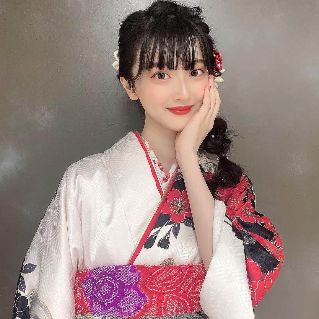 桃さんのインスタグラム写真 - (桃Instagram)「﻿ ﻿ ㊗︎成人💐💐❤︎﻿ ﻿ ﻿ 会場には行けなかったから去年の前撮りの写真！☺︎  #成人式　#成人式振袖 #ハタチ」1月11日 23時39分 - momo.1121_