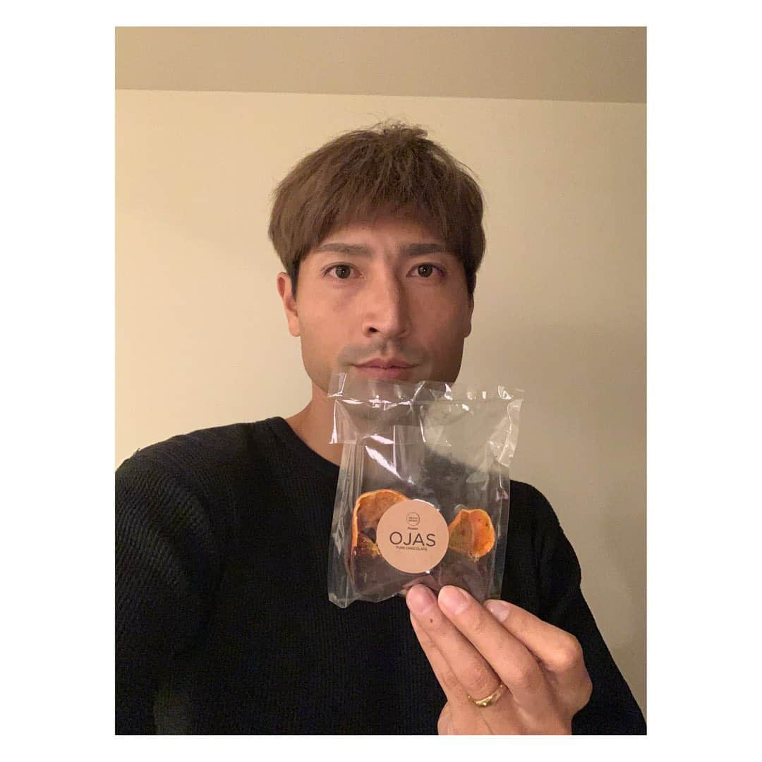 田中順也さんのインスタグラム写真 - (田中順也Instagram)「最近のお気に入りのローチョコレート　  @ojas_rawchocolate   この自家製ドライみかんのオランジェットが美味すぎてとまらん🤤  これを作っている人もまたとてつもなくプロフェッショナル😊  「OJAS PURE RAW CHOCOLATE 」 (オージャスピュアローチョコレート) OJASは長野県に工房を構え、多種多用なフレーバーのローチョコレート&ロースウィー ツを全国に発信している日本のローチョコレート &ロースウィーツブランド。 オージャスのローチョコレート、ロースウィーツを通じて、手にしてくださった方や贈られた方がハッピーに笑顔になってもらえる事を思い浮かべながら、丁寧に心を込めて一つ 一つ手作りしています。 誰が食べても美味しく、思わず笑顔になってしまうようなローチョコレート&ロースウィ ーツ作りを心がけています。 近年、スーパーフードとして改めて注目されている「カカオ」。オージャスのローチョコ レートは、この本来のカカオの持つ香りや、「生きた栄養素」をできる限り壊す事なくお届けしたいと考え、焙煎されていない天日乾燥の厳選したカカオと天然の甘味料を用い て、全行程48度以下の低温にて、一つ一つ丁寧に作っているこだわりのハンドクラフトローチョコレートです。 乳化剤、乳製品、白砂糖、小麦、保存料を一切使っておりませんので、ほとんどチョコレ ートが、ベジタリアンの方、糖質制限中の方にも安心してお召し上がりいただけると思い ます。 オージャスローチョコレートのこだわりの1つである独特な食感やスッキリとした口溶けと共に、カカオの風味をお楽しみください。」1月11日 23時49分 - junyatanaka18