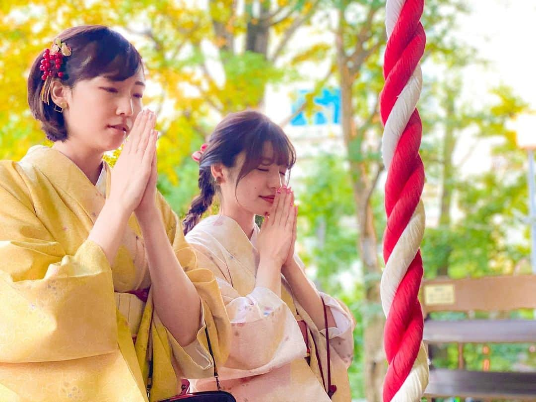 はるのインスタグラム：「⑅∙˚﻿⋆﻿ 新成人の皆さん、おめでとうございます🎍✨ * 大変な時期ではありますがご祝福致します✨ * みなさまにとって素敵な年になりますように💫 * * #祝成人 #成人式 #着物 #振袖 #袴 #ヘアアレンジ #お参り #お詣り #お願い事 #コロナ終息願う」