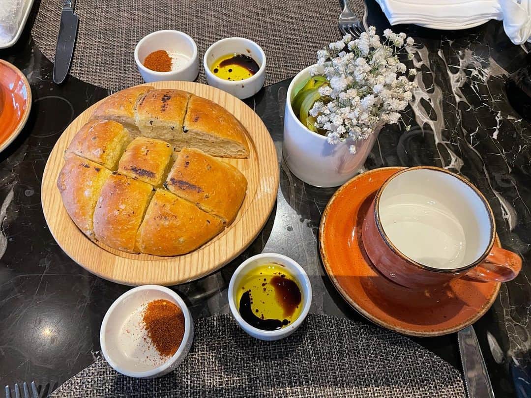 セリーナ・ジェイドのインスタグラム：「Nothing beats a good loaf of bread. #justsaying」