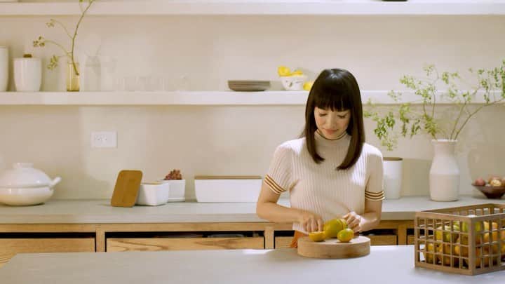 近藤麻理恵のインスタグラム：「IT’S HERE: @thecontainerstore x @konmari.co!   I believe that if you tidy your space, you can transform your life. The secret is to discover what sparks joy for you – and to give these things a home.    Which is why I’m thrilled to introduce The Container Store x KonMari collaboration! From drawer organizers to elegant hangers and handwoven baskets, this collection was designed to hold your cherished items and elevate your everyday routine. Plus, it’s made of sustainable materials!  I hope we help you to maintain a tidy home and kickstart a joyful new year! Link in profile to learn more.」