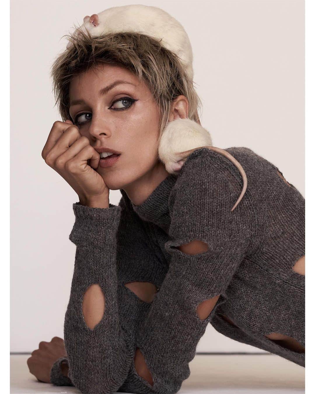 Vogue Italiaさんのインスタグラム写真 - (Vogue ItaliaInstagram)「“These photos represent an unlikely relationship; Vogue-Rats” says Polish model and activist @Anja_Rubik, here self-photographed and styled by @Tom_Guinness for the Animal Issue of #VogueItalia. “We have had a very strange year. The year of the RAT, filled with adversity but also hope for new beginnings. 2020 forced us to adapt and see the need to change the status quo. As far as I know, these are the first rats on the pages of Vogue Italia and it’s my honor to share the spotlight with these incredibly intelligent animals.” Read more via link in bio.  Full Credits:  Editor-in-Chief @EFarneti  Creative Director @FerdinandoVerderi Casting Directors @pg_dmcasting @samuel_ellis  #AnjaRubik @safemgmt  Wigs @Duffy_Duffy  #theanimalissue #VogueValues2021」1月11日 23時58分 - vogueitalia