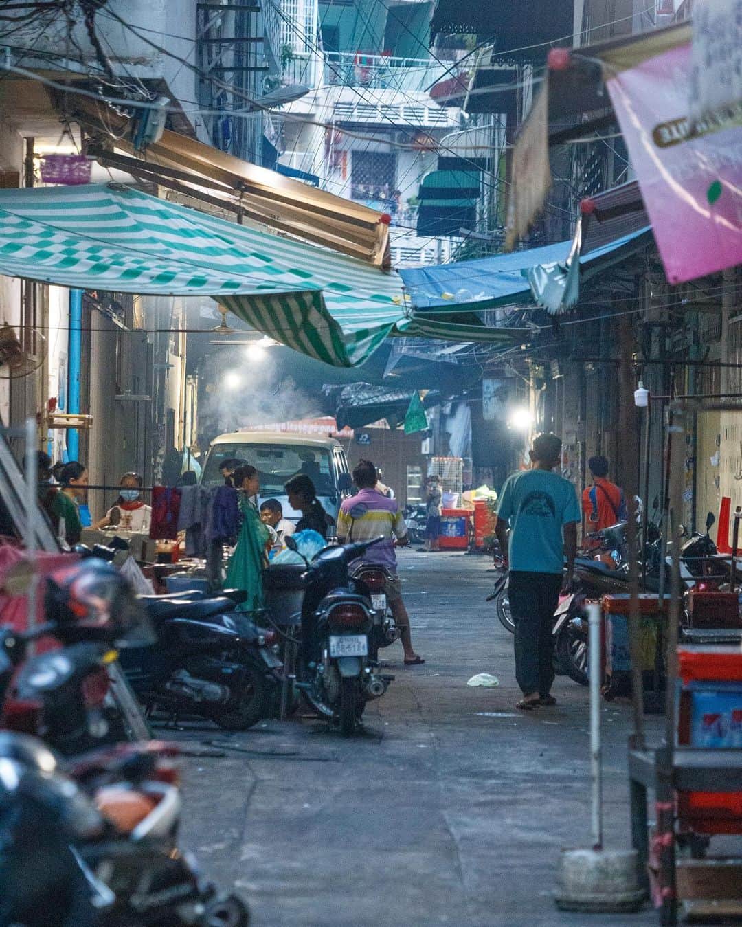 Shunsuke Miyatakeのインスタグラム：「Warm smokes surrounding a backstreet of Phnom Penh, Cambodia」