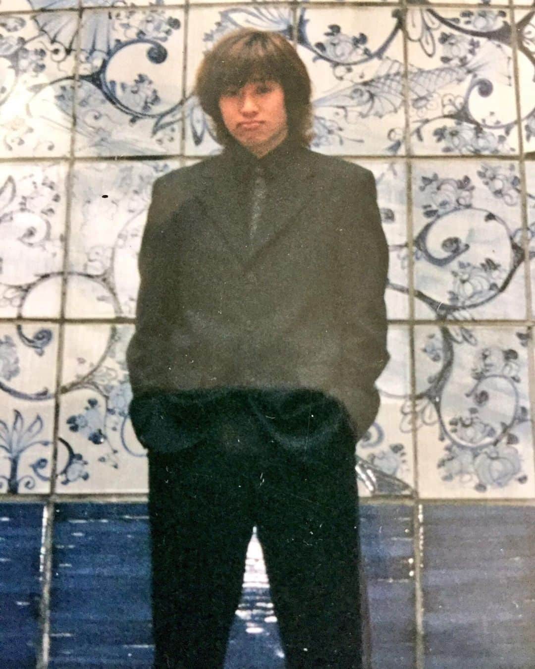 あつひろのインスタグラム：「新成人の皆さま、 おめでとうございます🎊  自分のやりたいと思った事はできる限りやってみて下さい！！  僕は20歳の時、声優を志しました。  【寄り道は可能性の旅】  今は『声優』も『芸人』もできる所まで来ました。そして楽しいです！！  格言 大事な時に靴と靴下は絶対に間違えちゃダメw  #成人式  #20歳 #あつひろ #声優 #ナレーター #芸人 #声優芸人 #吉本興業 #格言 #エモい #写ルンです」
