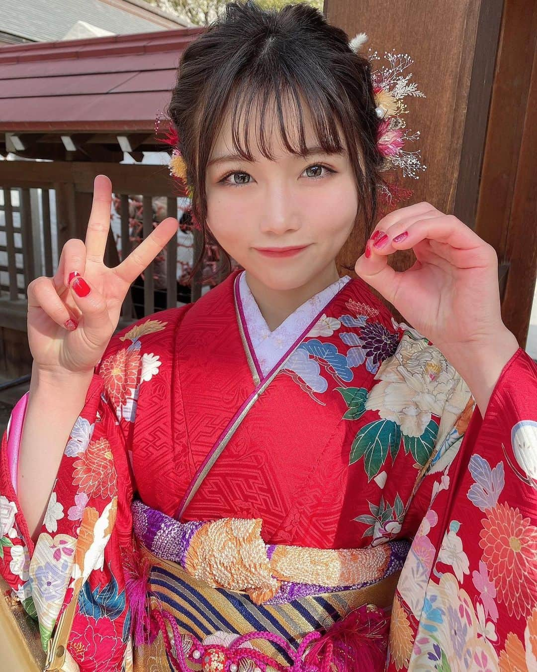 秋吉優花さんのインスタグラム写真 - (秋吉優花Instagram)「20💐 . HKT48新成人メンバー9名で、 櫛田神社さんで成人式を行いました㊗️ . 素敵な晴れ舞台をありがとうございます。  ここまで育ててくれた両親、スタッフさん、関係者の皆様、メンバー、ファンの皆さん、全ての方に感謝申し上げます！！！ . 私たちが成人を迎える時 こんな事なっているなんて。 試行錯誤して、楽しい！をいっぱい見つける年にしたいです🔥🤝 . 振袖は赤にした✨ 48グループ合同だったら個性を出そうとしすぎて多分ヒョウ柄とか着てましたね。あとビニール生地とか。知らんけど。  この振袖本当に可愛くて、というか全員ぴったりな振袖で本当に幸せでした✨ @mayunokai さん、素敵な振袖をありがとうございます！！！ 着付け、ヘアメイクもして頂きました👘 #まゆの会 #HKT48 #成人式 #成人式ヘア #振袖」1月11日 23時54分 - akiyoshi_1024