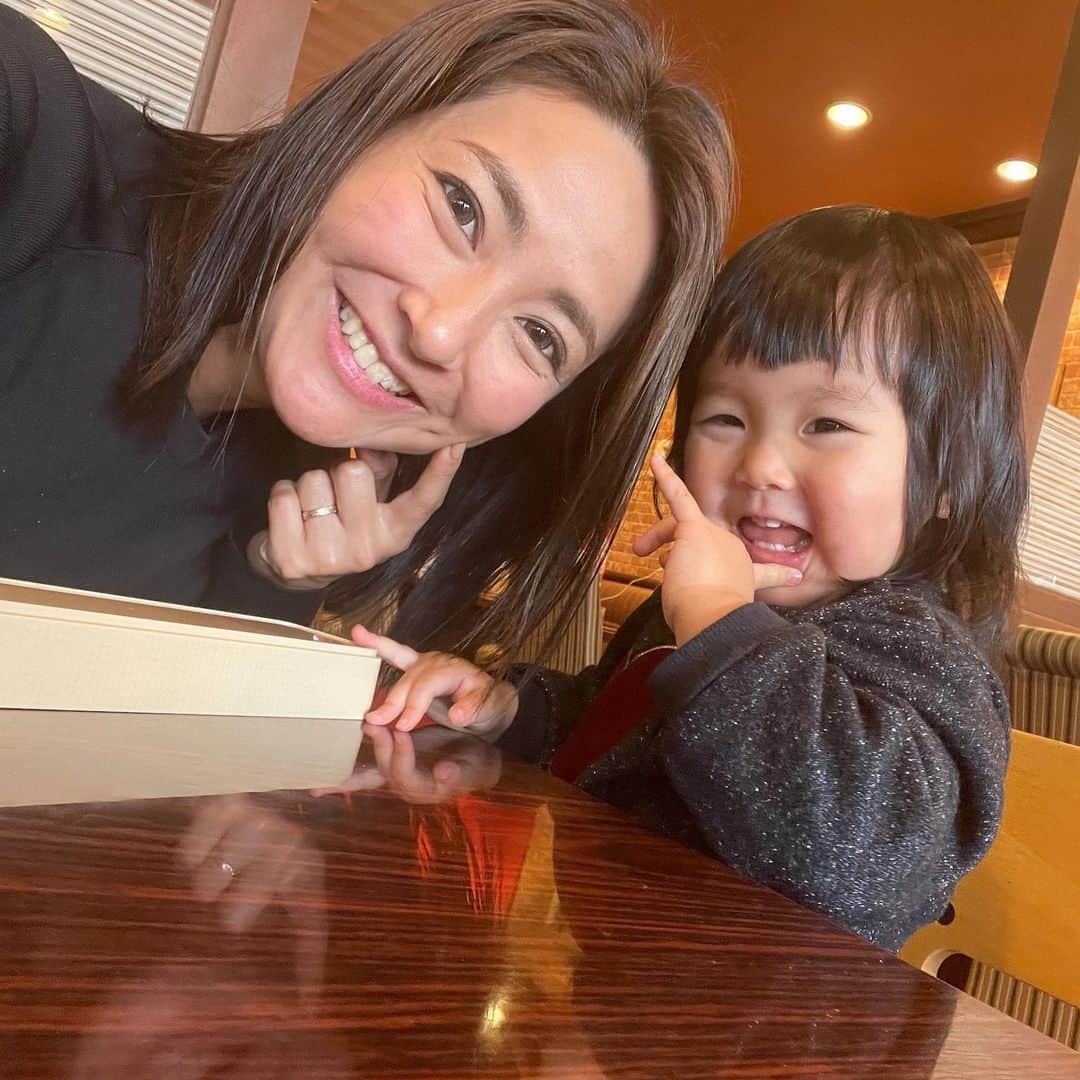 erikaのインスタグラム：「ハッピーって言ったら、このポーズをしてくれる娘💕 キュンです😍😍😍  今日で誕生日迎えました。 こんな私が３３歳だって笑  毎日子育てに奮闘して、自分の誕生日なんてどうでも良いと思ってましたが、連絡が来たり、お祝いされると嬉しいものですね😊💕ありがとう❤️  これからも感謝を忘れずに年を重ねていきたいです✨  #赤ちゃんのいる暮らし#赤ちゃんのいる生活#何気ない日常#くせ毛ベビー#１歳3ヶ月#女の子ベビー#令和ベビー #女の子のママ#ママ友募集 #ベビライフ#ベビフル#ママリ#コドモノ#コドモダカラ#ベビライフ#赤ちゃん写真#育児記録#親バカ」