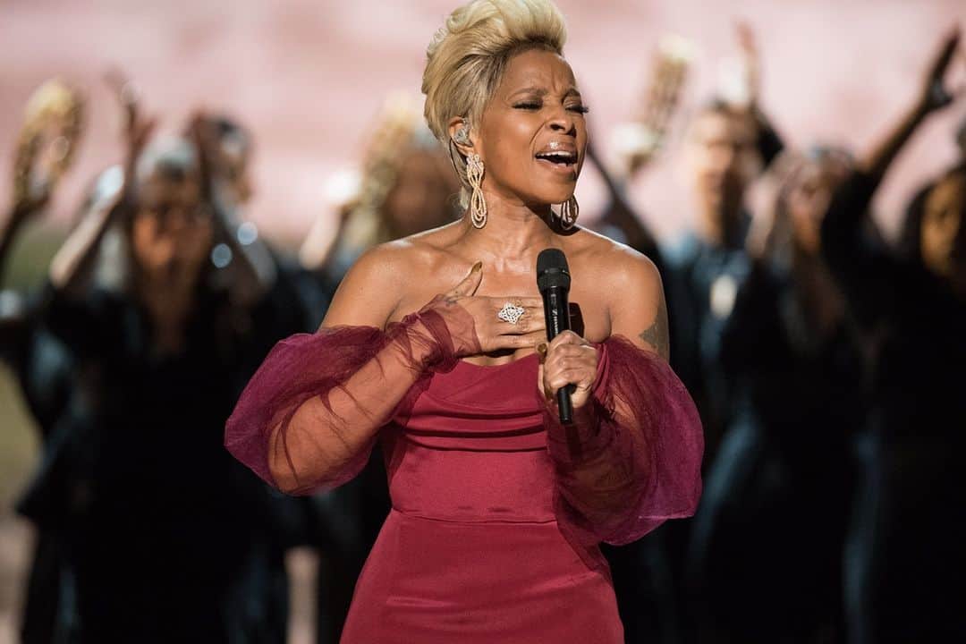 アカデミー賞さんのインスタグラム写真 - (アカデミー賞Instagram)「In 2018, Mary J. Blige, seen here performing "Mighty River" at the 90th Oscars, became the first person ever to be nominated for an acting performance ("Mudbound") and an original song in a single year.」1月11日 23時55分 - theacademy