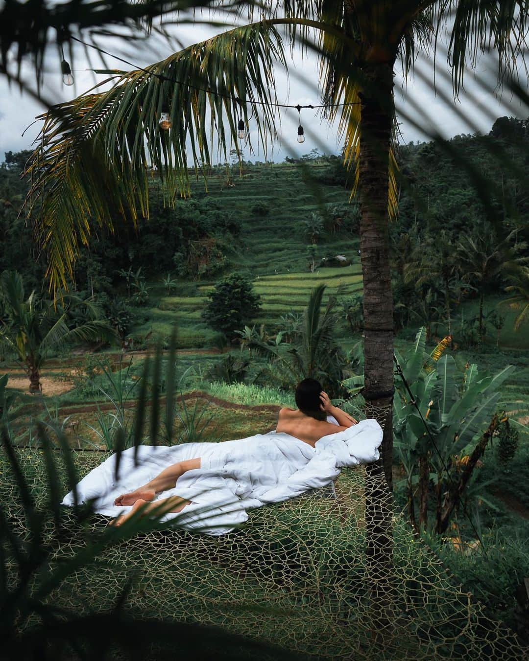 エマ（テニール・ダッシュウッド）さんのインスタグラム写真 - (エマ（テニール・ダッシュウッド）Instagram)「I’m not usually one for naps but with these views and the serenity at @camayabali it was hard to resist! Would you nap here?   📸 @indefinitely_lost   #bali #girlswhotravel #indonesia #luxuryhotels」1月12日 0時03分 - realtenilledashwood
