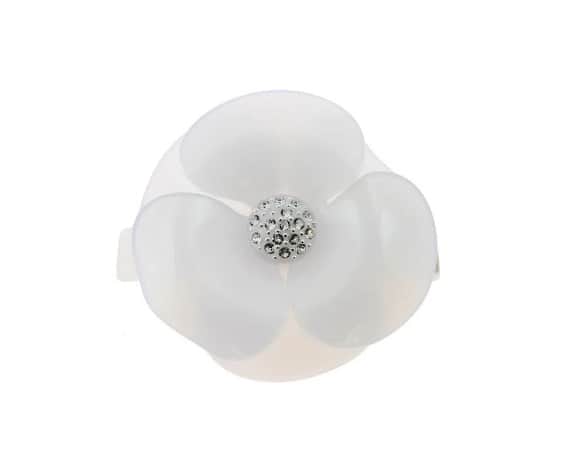 のインスタグラム：「As camélias de Alexandre de Paris são cravejadas de cristais Swarovski, feitas à mão na França para você. Uma acessório atemporal, belíssimo e que pode ser usado de diferentes formas, em vários penteados e até como acessório no look, como em lenços por exemplo. 😍  #alexandredeparisbrasil #moda #acessorios #cabelo #acessoriosdecabelo #hairstyle #madeinfrance #feitaamao #exclusividade #luxo #fashion #design #estilo #style」