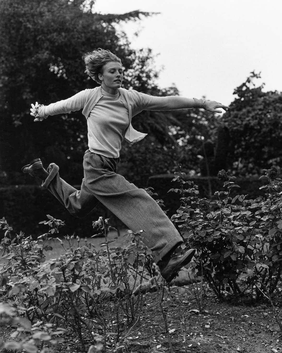 のインスタグラム：「Melanie in the garden, Kent, England 1984 for @britishvogue.」