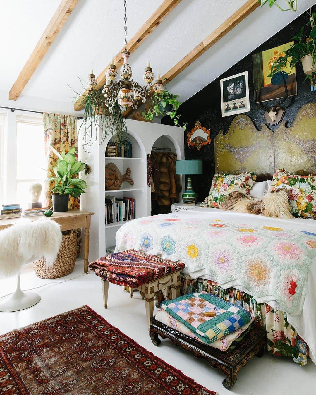 ジェーン・アルドリッジのインスタグラム：「I have been SO EXCITED for the new post on the blog today! I talked to my mom, talented interior designer @atlantishome about how to begin to build an eclectic interior style. Over the last year some readers have been asking for this post, saying that designing a bold room can feel a little intimidating at first brush and they don’t know where to begin. I spent a long time talking with my mom and I think we nailed down a pretty darn good guide for setting out to design a space that clashes in just the right way. Go to my stories for the link to the post!   Thank you to our friend and talented photographer @carlaypage for letting me use her beautiful photos she’s taken of @atlantishome’s house over the years! And make sure you follow her, her new home is giving me serious envy 😍」