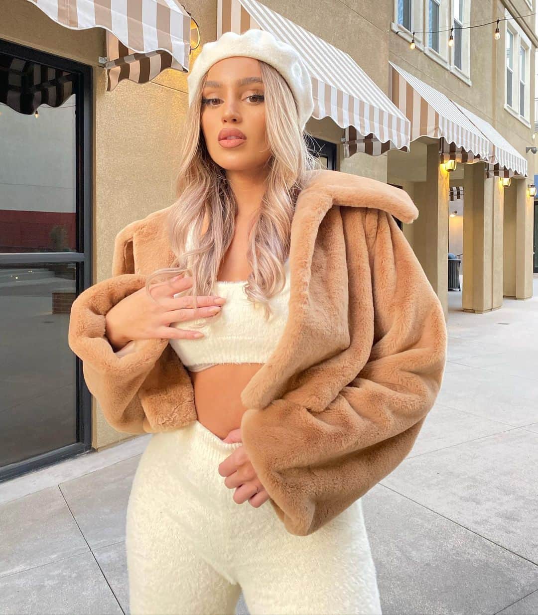 Val Mercadoのインスタグラム：「Manifesting a Russell Wilson so no more fuckboys in my future. 🖤💫 @revolve」