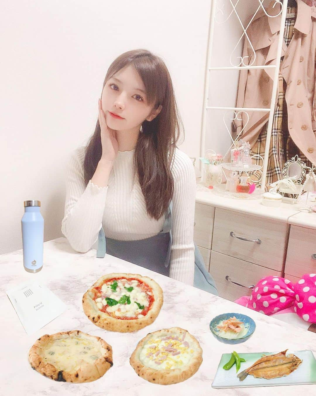 はるさんのインスタグラム写真 - (はるInstagram)「⑅∙˚﻿⋆﻿ おうち時間再び❤︎ * 松田町ブランド認定第1号✨ @matsuda.biyori のさくら鱒（サクラマス）の燻製🐟 寄清流マス釣り場において養殖された身がピンク色のさくら鱒を 燻製にしたおつまみにぴったりの逸品！ さくら鱒は燻製のほかにも町内外のイベントで 塩焼きや押し寿司などにして販売してるみたい！ 美味しくて家族でペロリと平らげちゃいました😋 * 伝統的な製法の本格ピッツァ もはやナポリ @pizzamohayanapoli の 店主セレクトお試し3枚ナポリピザセット🍕 こだわりの生地は小麦粉、水、塩、酵母のみを使用し 伝統的なナポリピッツァの製法で作り上げ 職人が１枚1枚手で生地をのばし薪窯で焼き上げ 独自の方法で冷凍したピッツァ！ 家にいながら焼き立てのナポリピッツァが食べらるよ🇮🇹 * 自宅に居ながらピルが届く低用量ピルの 24時間オンライン診療・処方サービス Pills U（ピルユー）@pillsu.lecinq.clinic 💊 スマホで簡単に受けられる低用量ピルのオンライン診察サービス✨ 予約から診察、決済、処方までネット上で行う診療方法で パソコンだけでなく手持ちのスマホで手軽で便利に いつ、どこからでもオンライン診療が受けられるよ！  忙しくてピルの処方が受けられない、通院に抵抗がある 面倒に感じている、毎月ピルを処方してもらうのが大変って人は オンライン診療でピルを処方してもらうのがオススメ✨ Pills U（ピルユー）のオンライン診療は 24時間の診察体制でLINE/電話/WEBから約1分で申し込みでき 待ち時間なし、最短3分で診察が完了するよ！ オンライン診療による積極的な問診と安心の国内産のピル！ 郵送時に品目名は化粧品となるから周囲に知られることなく受け取り可能🙆‍♀️ * ステンレスボトルMizu💧 Mizu（ミズ）はプラスチック製品削減を目的に プロスノーボーダーのユシ・オクサネンによって設立された ステンレスボトルブランド！ 2020年6月アメリカより本格的に日本に上陸👏 ブランド名は日本語の「水」に由来。 環境への敬意、健やかで心豊かな暮らし、洗練された美しさ たくさんの想いを日本人にとってなじみの深い名前に込め 1% FOR THE PLANETに加盟し 売上の1%を環境保護団体に寄付しているみたい！ ボトルの種類が豊富だから毎日の通勤からヨガなどのフィットネス おうち時間のお供として様々なシーンで活躍するよ💫 私が使ってるのはMizu【V6】保温保冷ボトル(56ml) * salopette @melirich_official * * #もはやナポリ #ピザ通販 #お取り寄せグルメ #ピザお取り寄せ #冷凍ピッツァ #冷凍ピザ #pr #松田ブランド #松田町 #ふるさと納税 #お取り寄せグルメ #さくら鱒の燻製 #サクラマス #mizuボトル #ミズボトル #mymizulifejp #pillsu #ピルユー #低容量ピル #ピルオンライン #おうち時間」1月12日 0時20分 - harurun1216