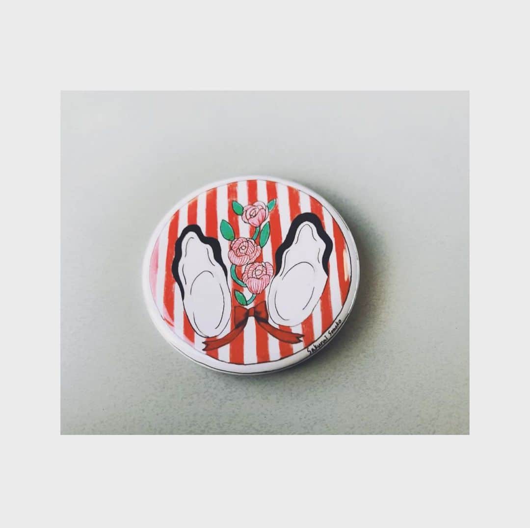 のインスタグラム：「：缶バッチ  こちらは松島名物の牡蠣缶バッチ。 しゃれててお気に入り。  #缶バッチ #デザイン #デザイナー #牡蠣 #生牡蠣 #お土産 #宮城 #松島 #海 #東北」