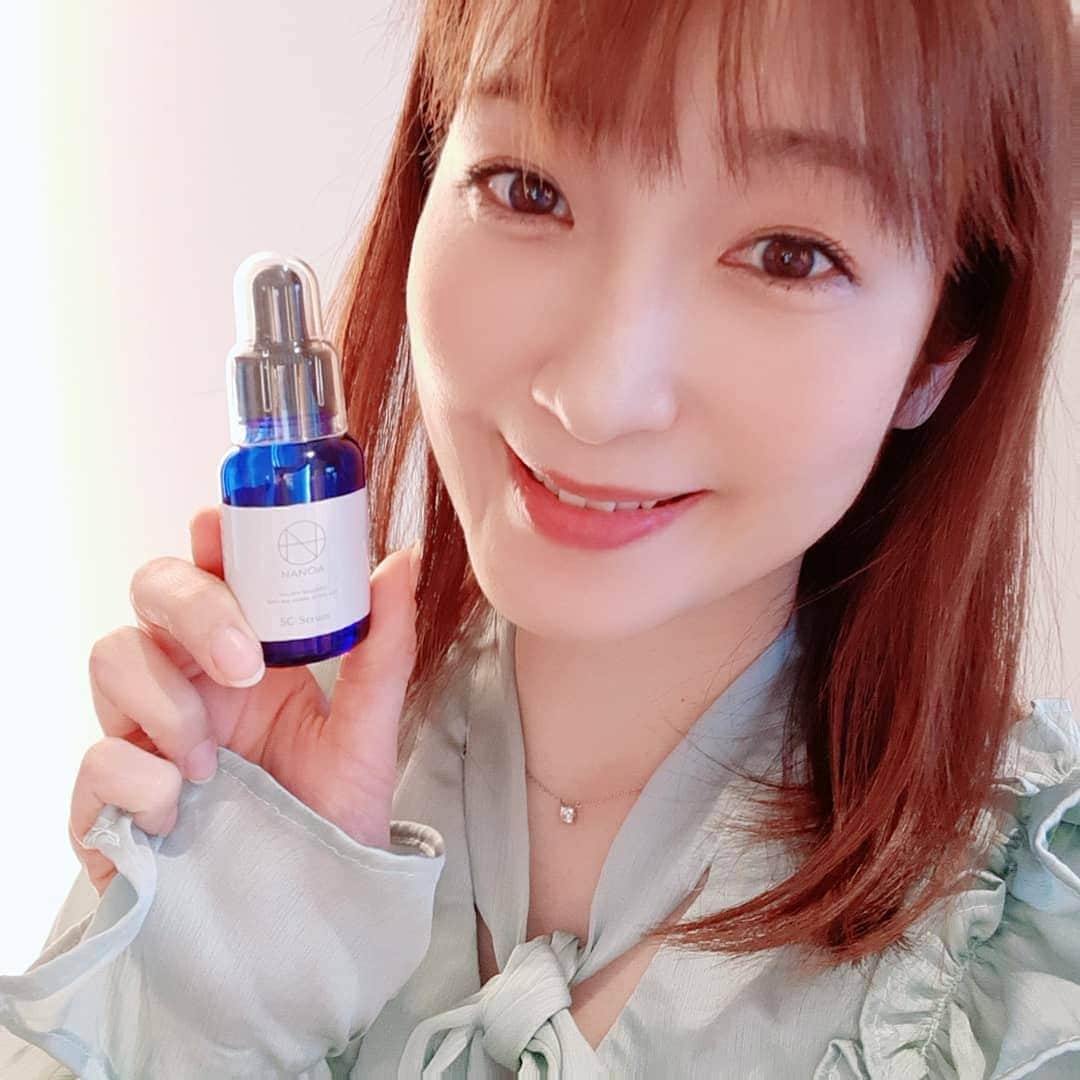 のインスタグラム：「【NANOA公式アンバサダー通信】  とろ～んとしたとろみあるテクスチャーの美容液💕  化粧水の後に使っています😊  再生医療に基づいた 「ヒト幹細胞」が主成分。  浸透力が良く、 もっちもちのお肌になるの😍  長期で使わせてもらっていますが 度々、高機能美容液だ～！ と、実感しています🌟  私のお助けアイテムですっ🤣  @nanoa.official   #NANOA公式アンバサダー #nanoa #ナノア #ナノアSCセラム #美容液 #ヒト幹細胞化粧品 #ヒト幹細胞 #スキンケア #skincare #藤原宏美 #美容 #美 #beauty #エイジングケア」