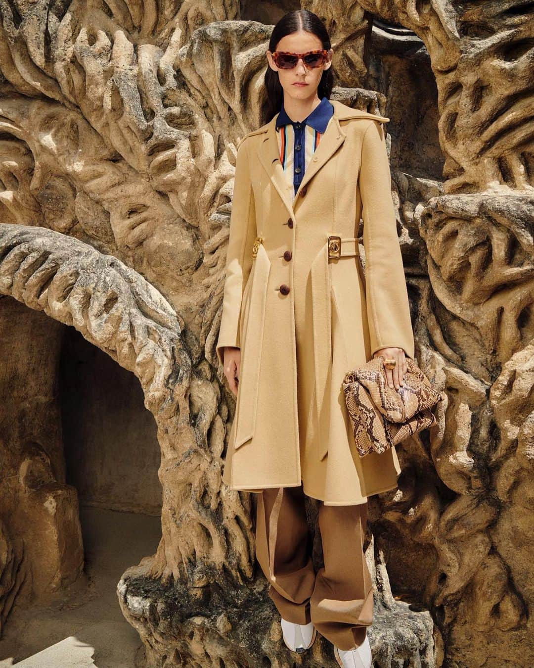 ランバンのインスタグラム：「Beige coat in cashmere blend with « Mother & Child » details. #LanvinSS21」