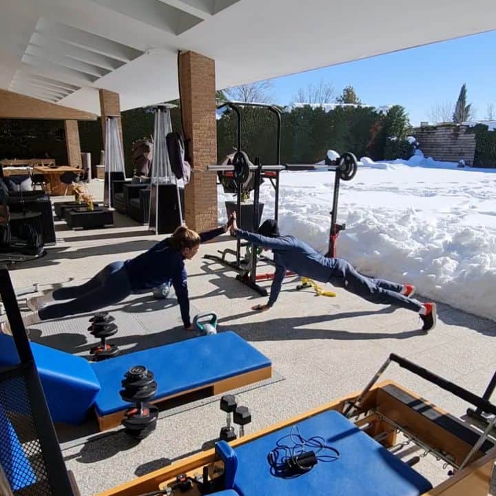 ルイス・ハビエル・ガルシア・サンスのインスタグラム：「Monday workout !! How much time do you train a day/week ? We normally try to workout 3-4 times a week some times even 5. No more that 60'-80'. I like to play 2 - 3 times padel tenis too, so I have to add that to the exercise time. Not a lot but enough to keep healthy and the body/mind on the move. Have a great week !! #Monday #Workout #couplesgoals」