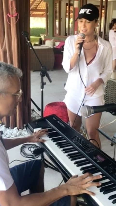 Claudia Leitteのインスタグラム：「Eu e meu parceiro e anjo da vida, @lusustenido, “Mandando” um improviso feito por @jperryofficial, que sempre arrasa!」